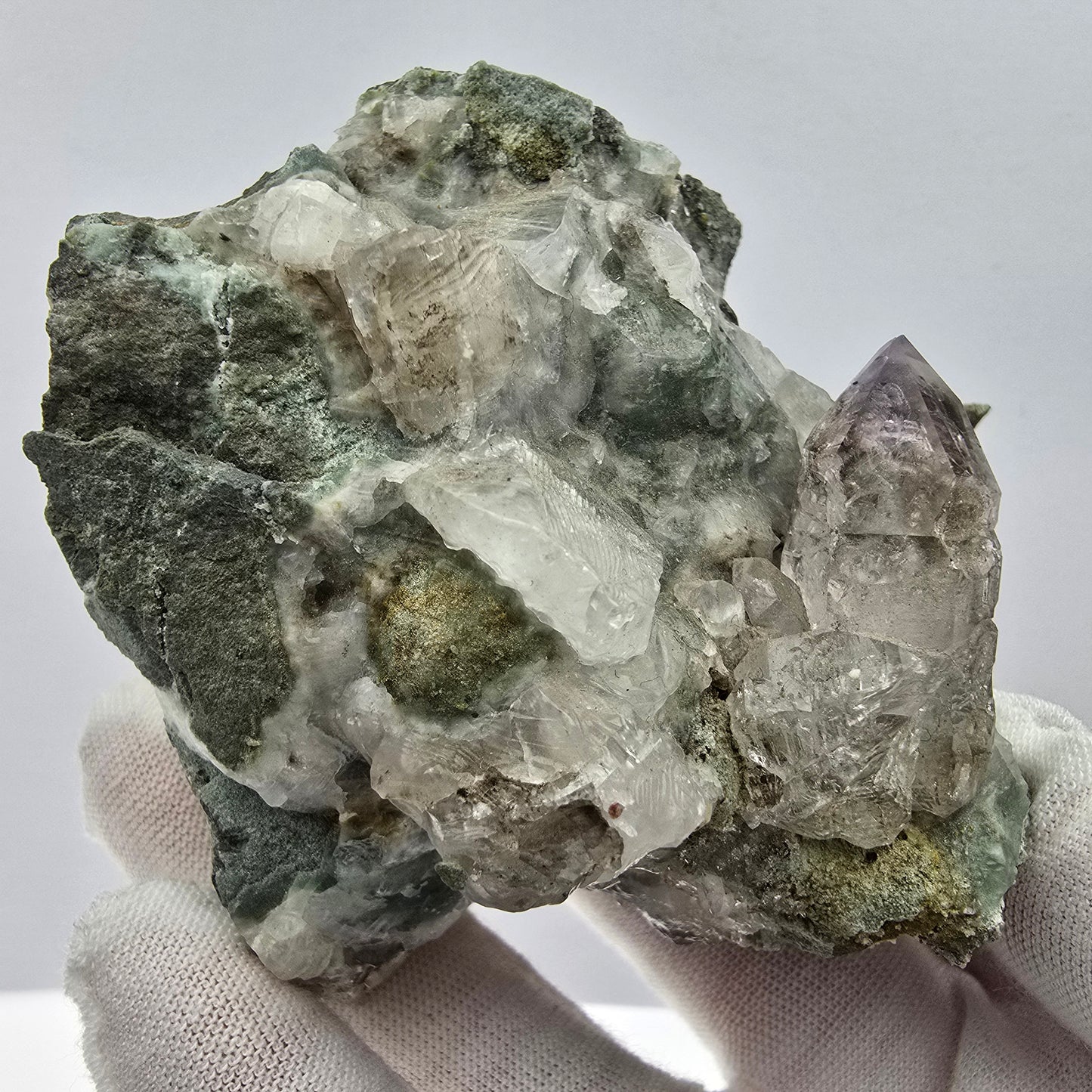 Amethyst Skelett Zepter, UV Calcit auf Matrix Goboboseb, Namibia 101*77*62mm