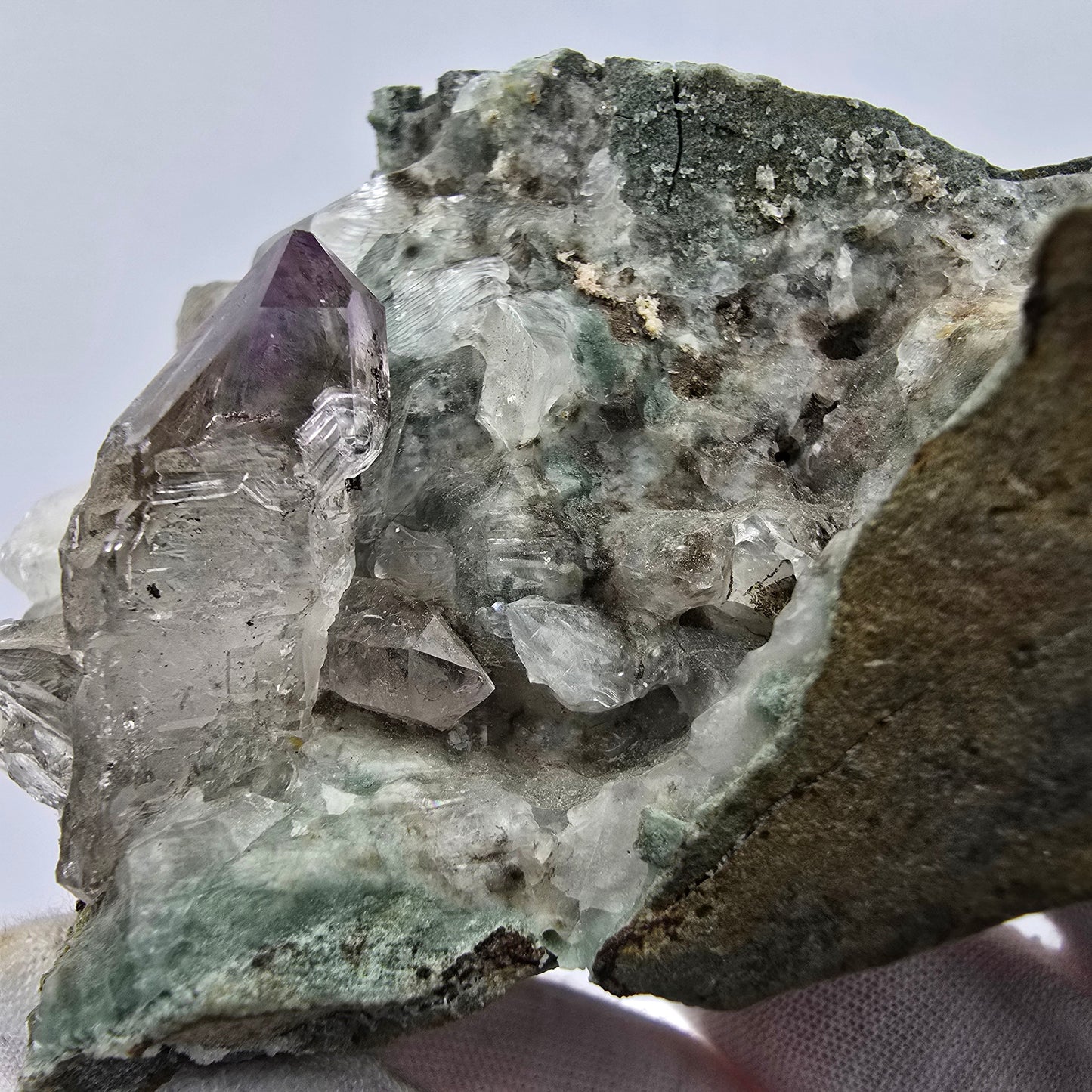 Amethyst Skelett Zepter, UV Calcit auf Matrix Goboboseb, Namibia 101*77*62mm