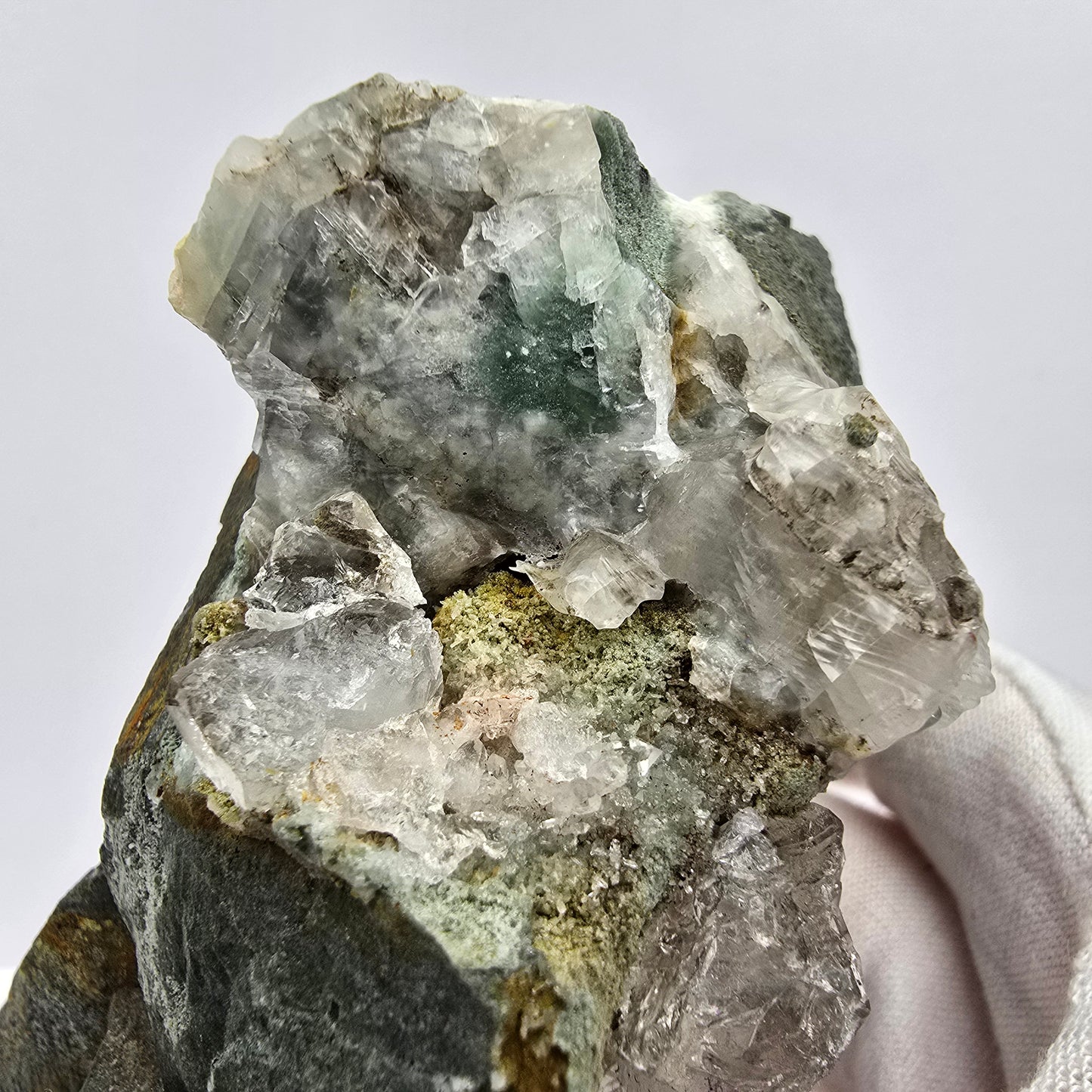 Amethyst Skelett Zepter, UV Calcit auf Matrix Goboboseb, Namibia 101*77*62mm