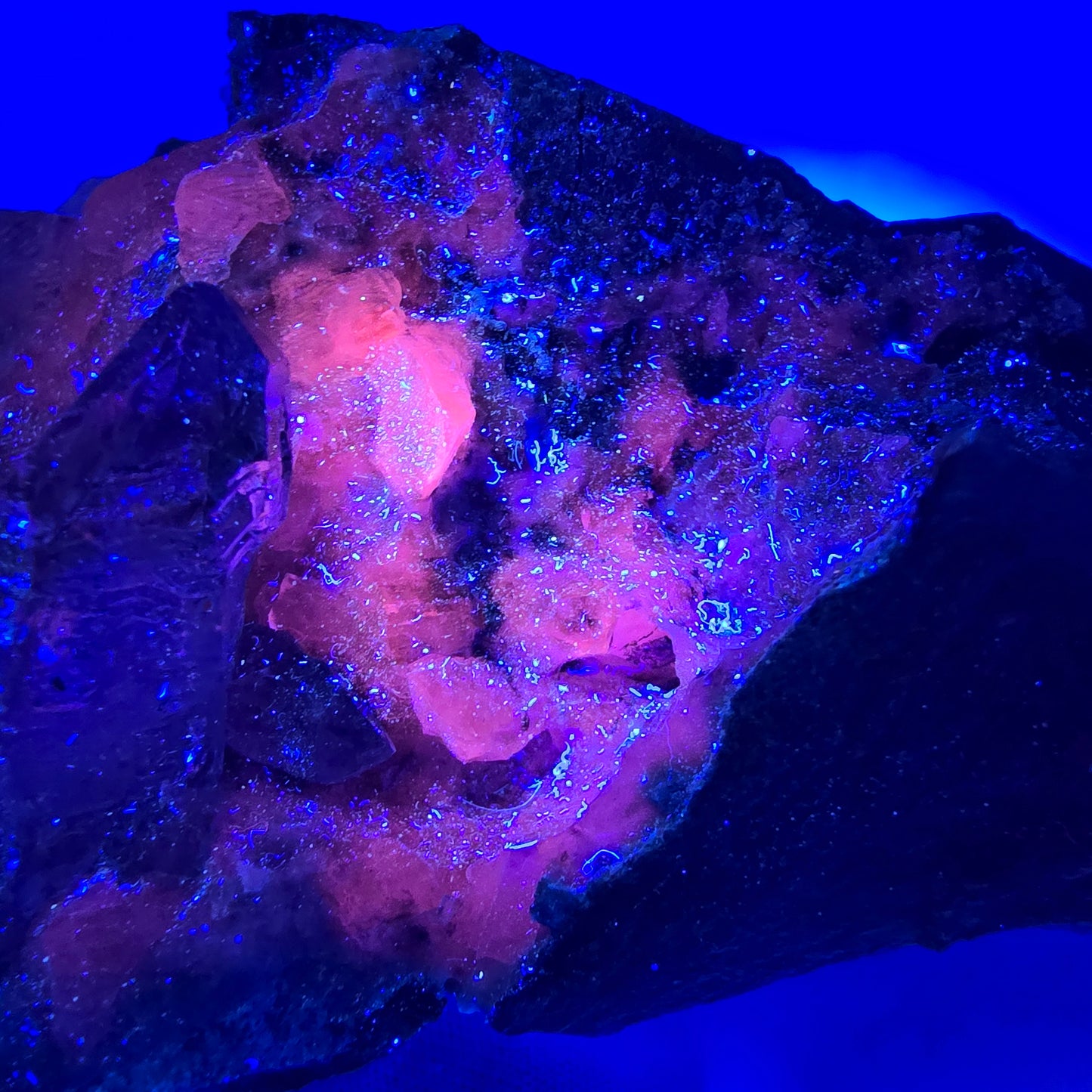 Amethyst Skelett Zepter, UV Calcit auf Matrix Goboboseb, Namibia 101*77*62mm