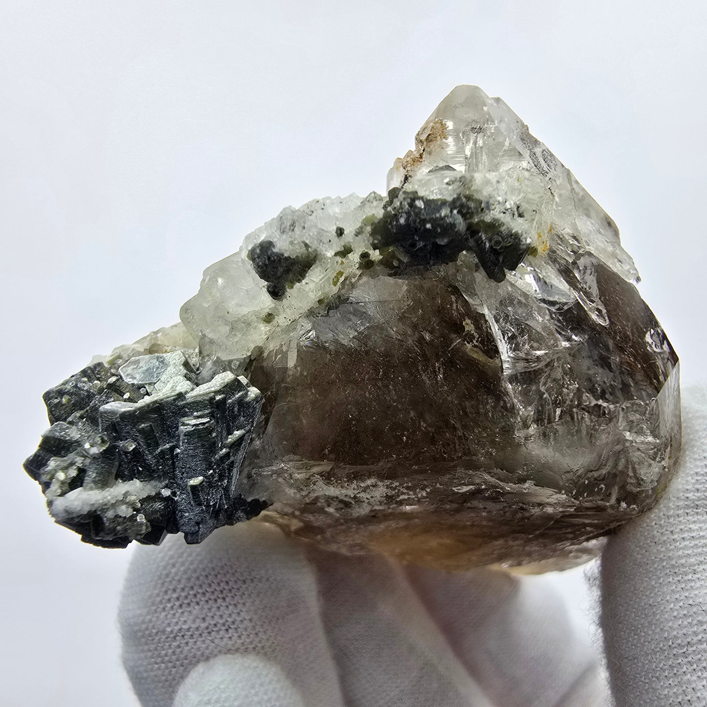 Phantom Rauchquarz mit UV Calcit, Hyalit, Muskovit Goboboseb, Namibia 67*52*41mm