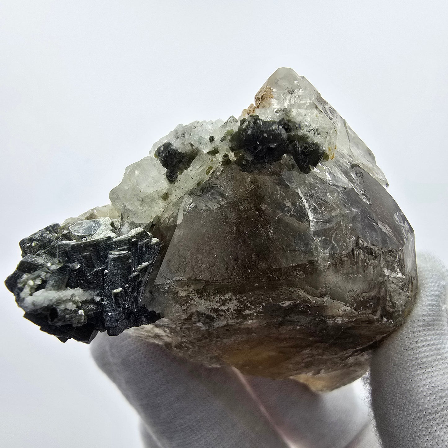 Phantom Rauchquarz mit UV Calcit, Hyalit, Muskovit Goboboseb, Namibia 67*52*41mm