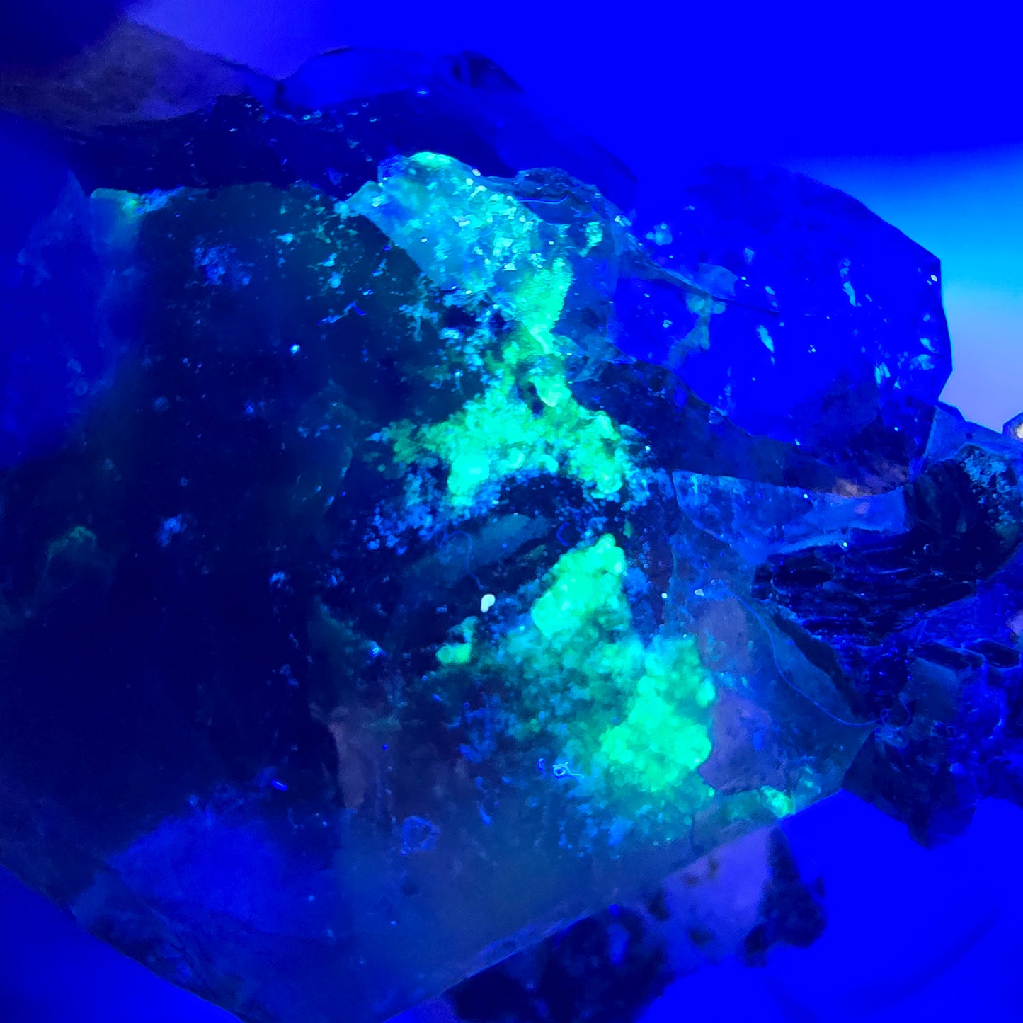 Phantom Rauchquarz mit UV Calcit, Hyalit, Muskovit Goboboseb, Namibia 67*52*41mm