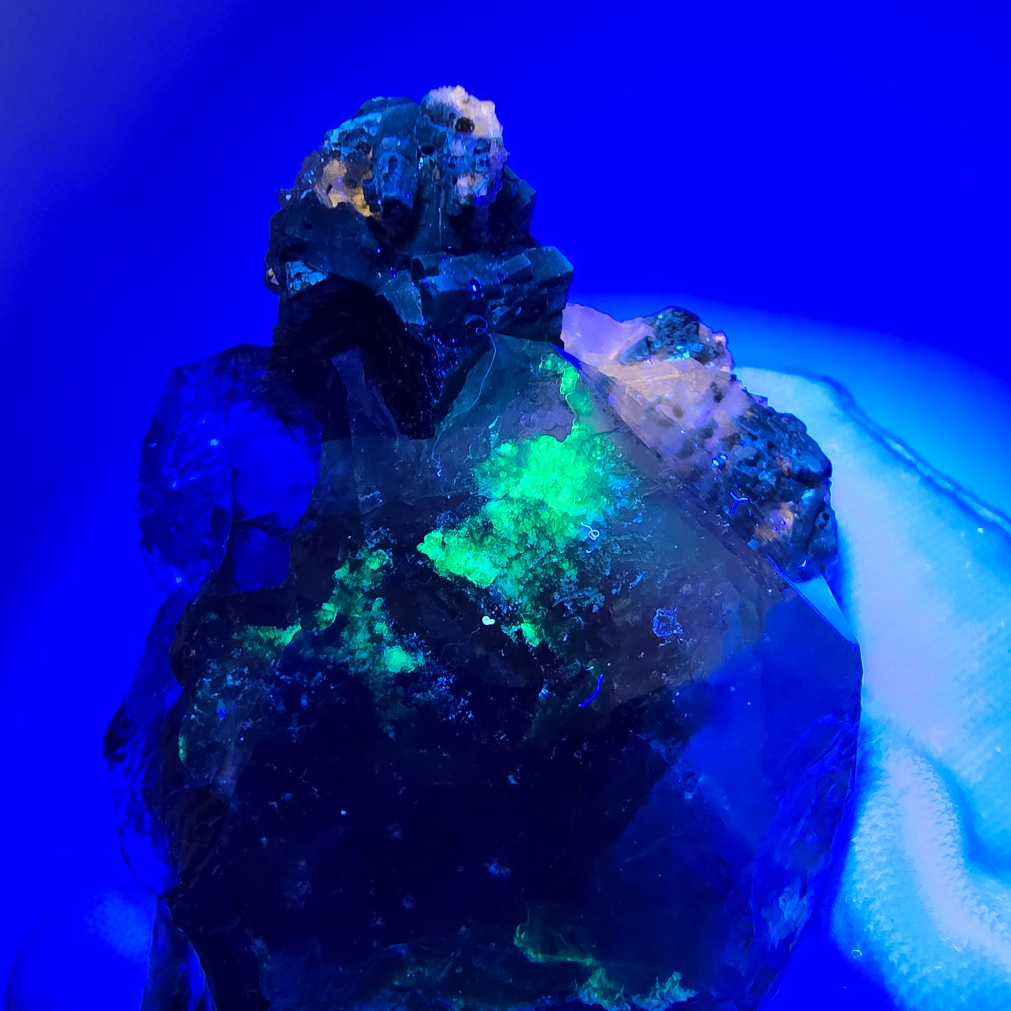 Phantom Rauchquarz mit UV Calcit, Hyalit, Muskovit Goboboseb, Namibia 67*52*41mm