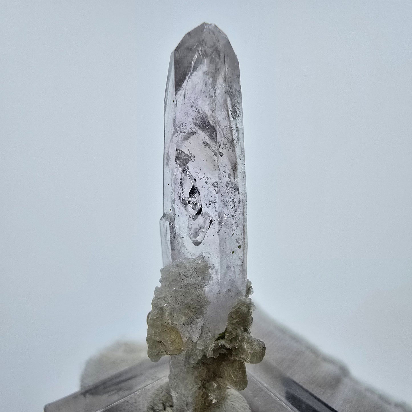 Phantom Amethyst Kristall mit Stilbit Goboboseb, Namibia 45*12*11mm Sammlung
