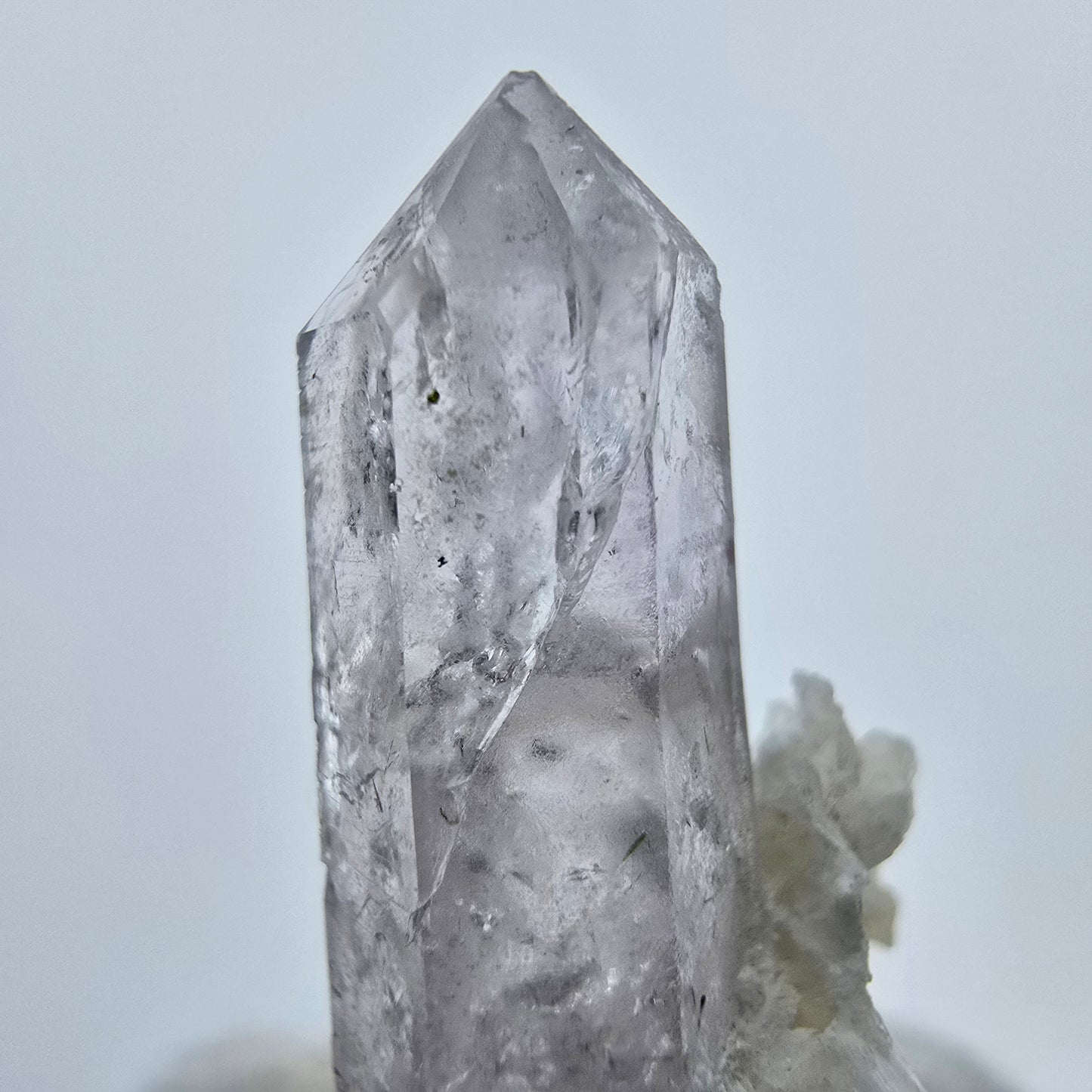 Phantom Amethyst mit UV Calcit aus Goboboseb, Namibia 33*16*14mm, Sammlung