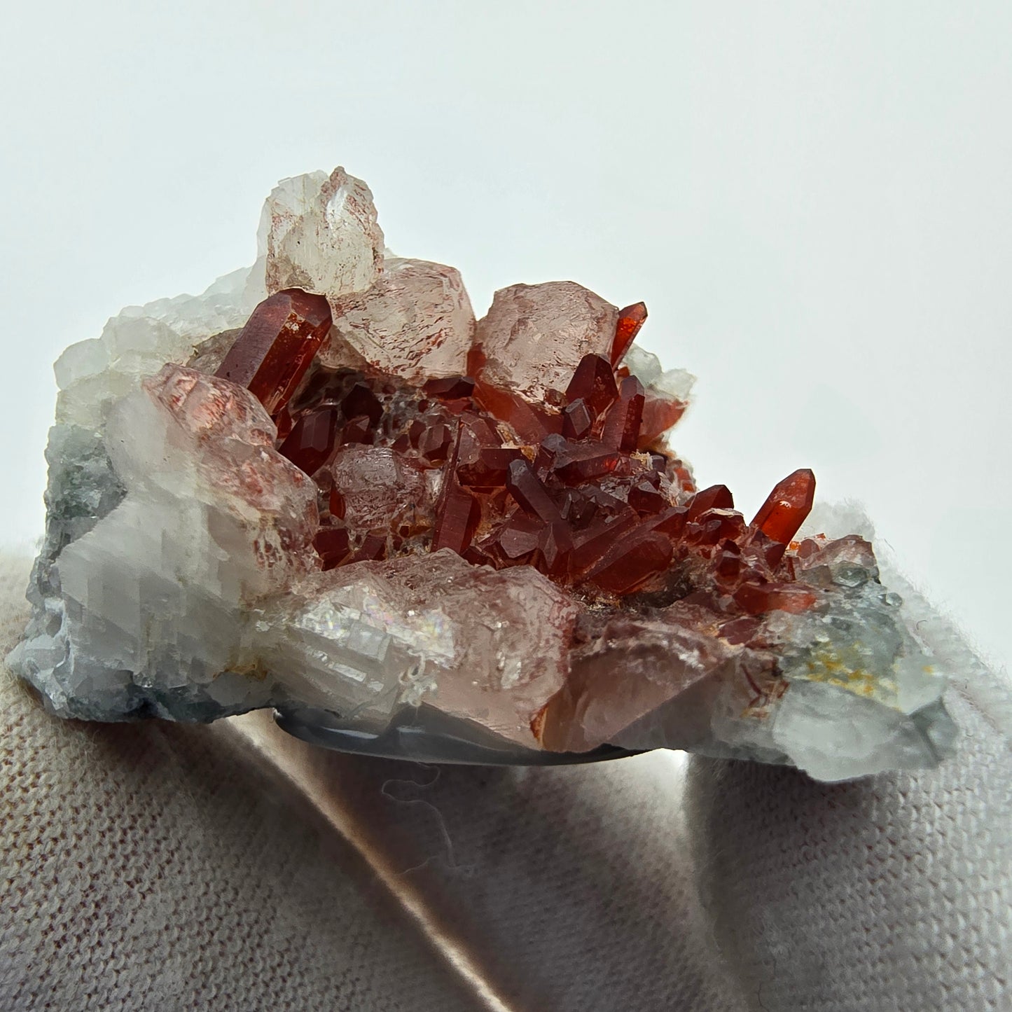 Rote Hämatit Quarz, UV Calcit Stufe Streep Mine, Goboboseb, Namibia 40*25*25mm