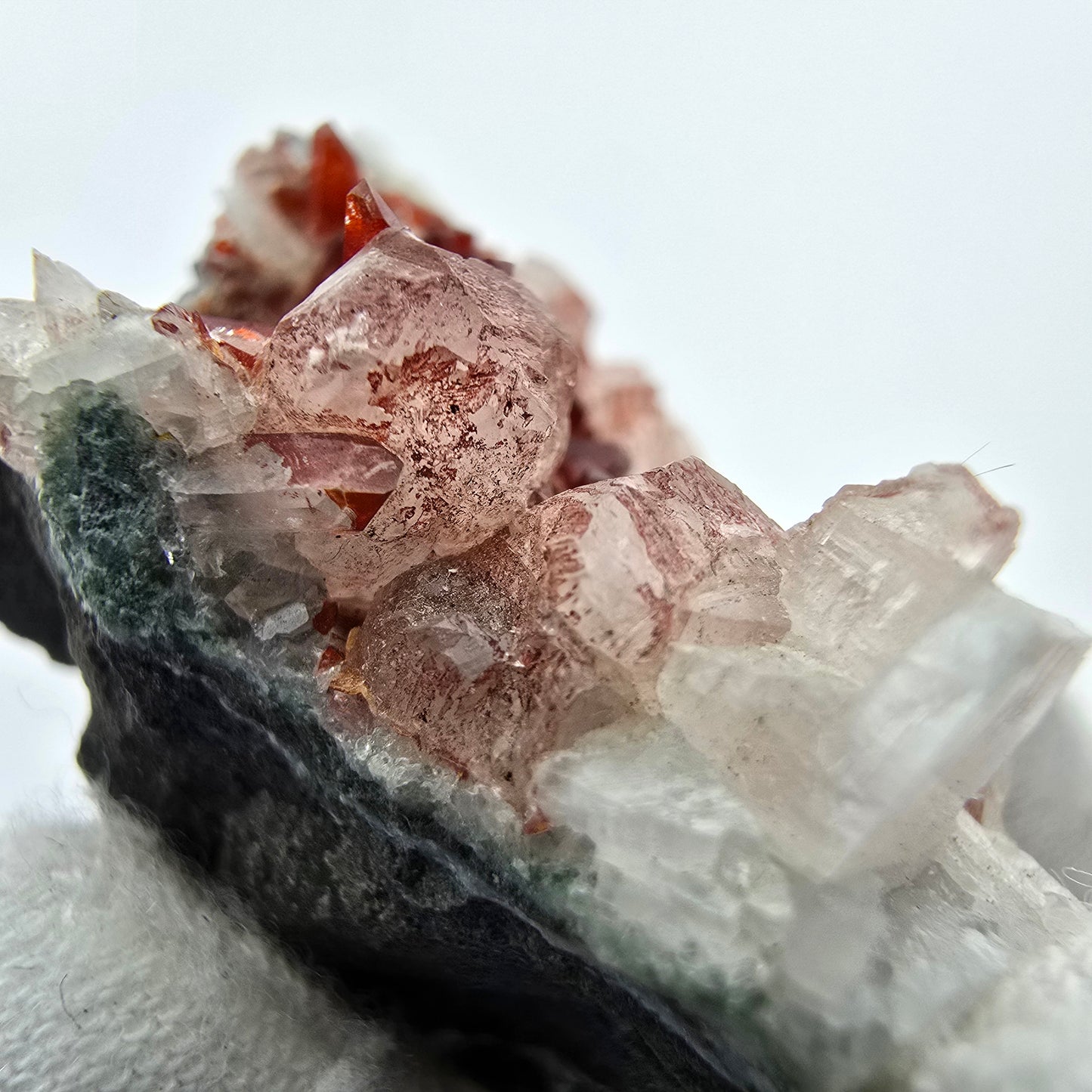 Rote Hämatit Quarz, UV Calcit Stufe Streep Mine, Goboboseb, Namibia 40*25*25mm