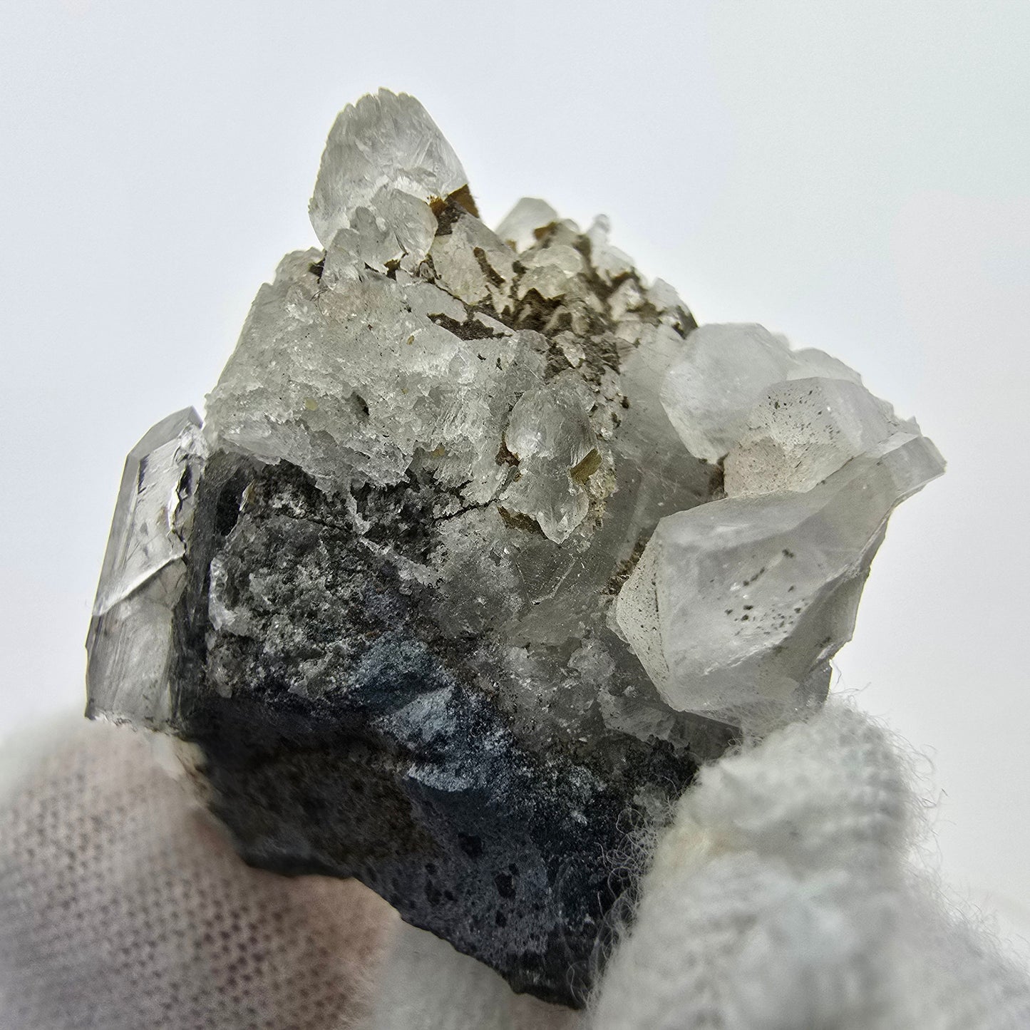 Hämatit Quarz mit UV Calcit Stufe Streep Mine, Goboboseb, Namibia 32*31*19mm