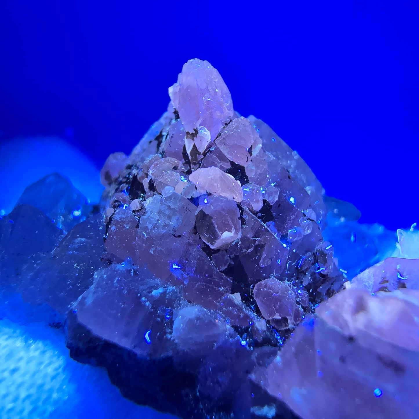 Hämatit Quarz mit UV Calcit Stufe Streep Mine, Goboboseb, Namibia 32*31*19mm
