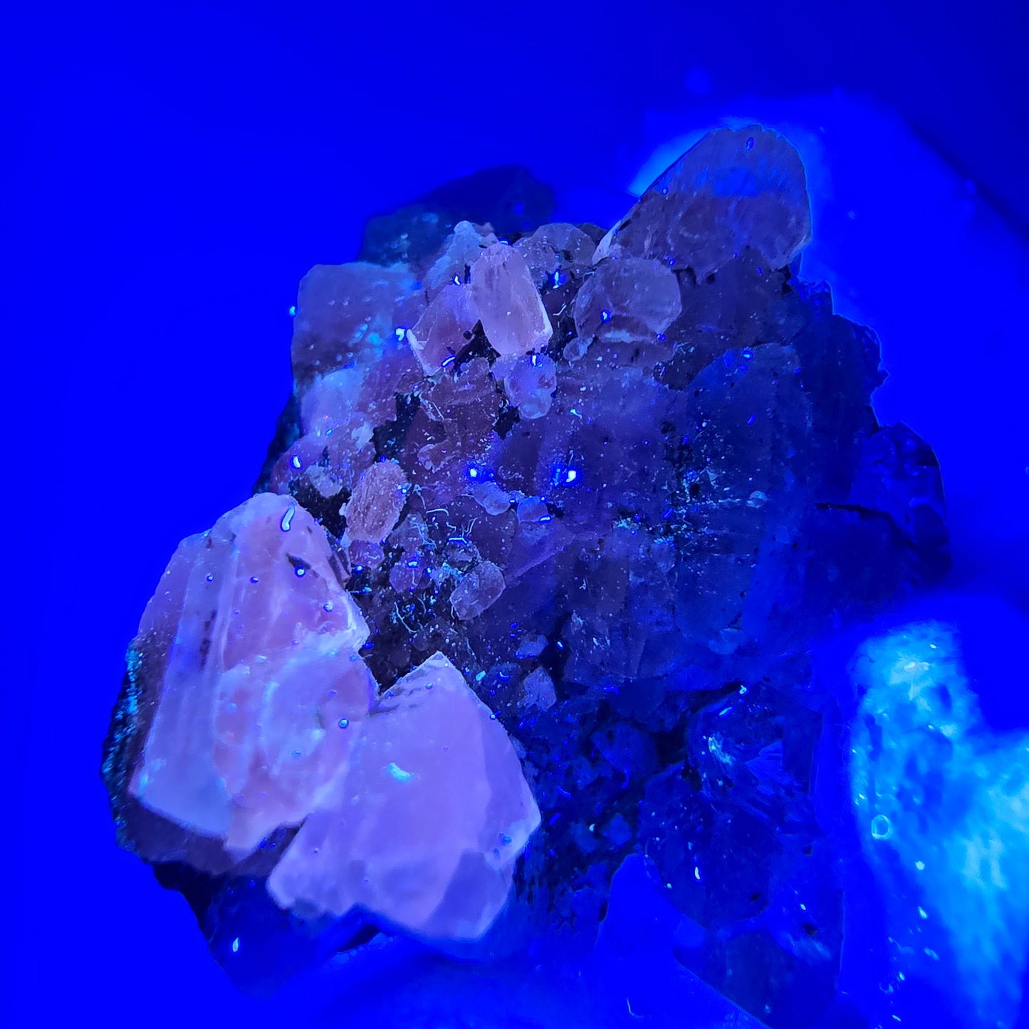 Hämatit Quarz mit UV Calcit Stufe Streep Mine, Goboboseb, Namibia 32*31*19mm