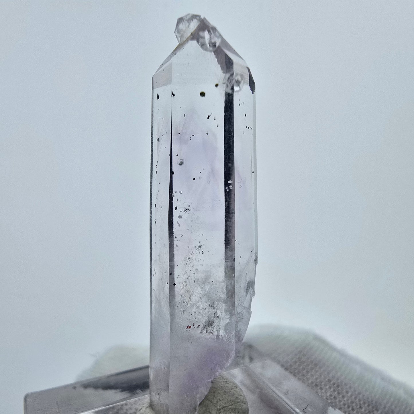 Phantom Amethyst mit Analcim, Hämatit Streep Mine, Goboboseb, Namibia 38*10*8mm