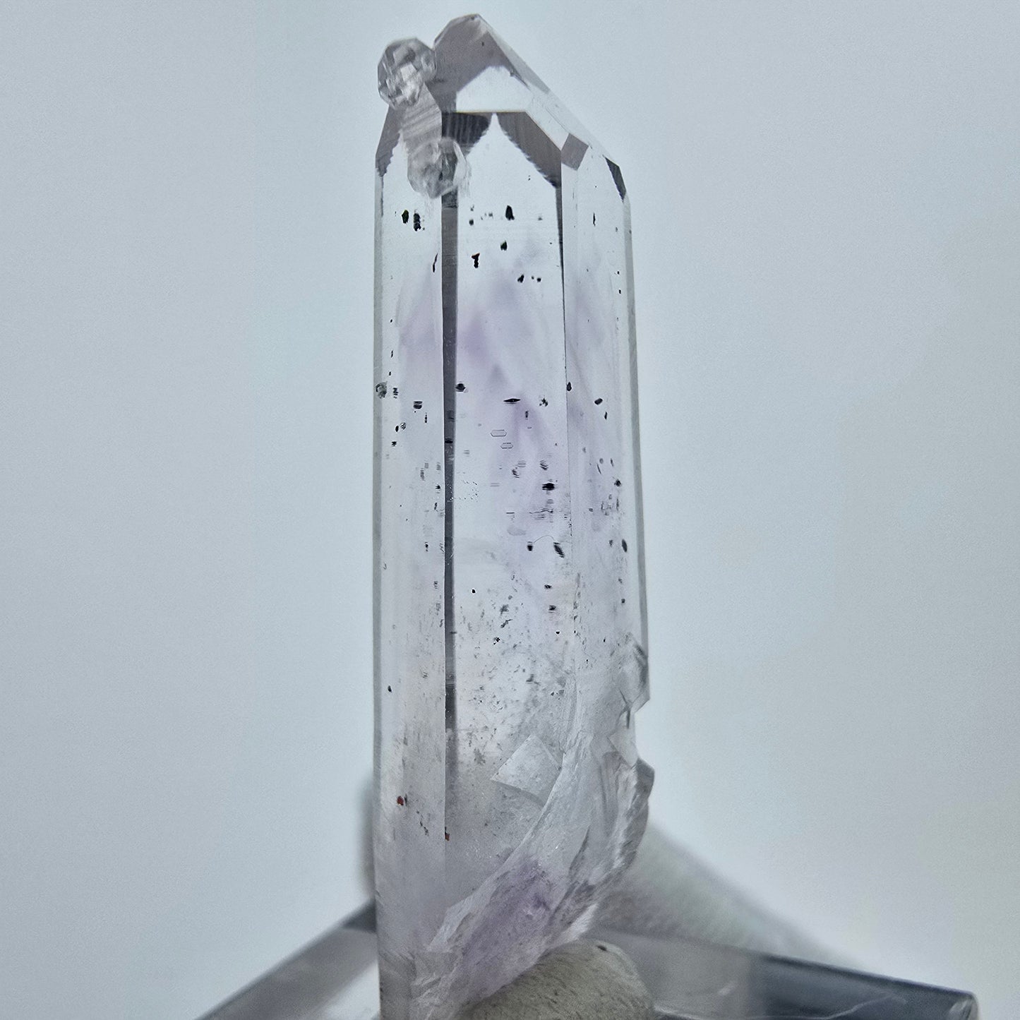 Phantom Amethyst mit Analcim, Hämatit Streep Mine, Goboboseb, Namibia 38*10*8mm