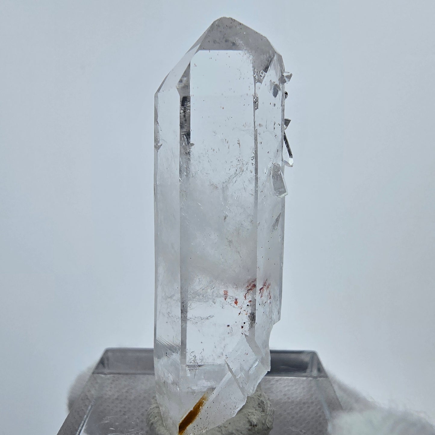 Cristal de quartz Harlequin très clair de la mine Streep, Goboboseb, Namibie, 40 x 13 x 11 mm