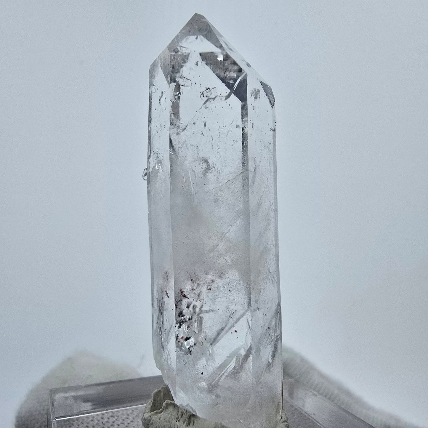 Cristal de quartz Harlequin très clair de la mine Streep, Goboboseb, Namibie, 40 x 13 x 11 mm