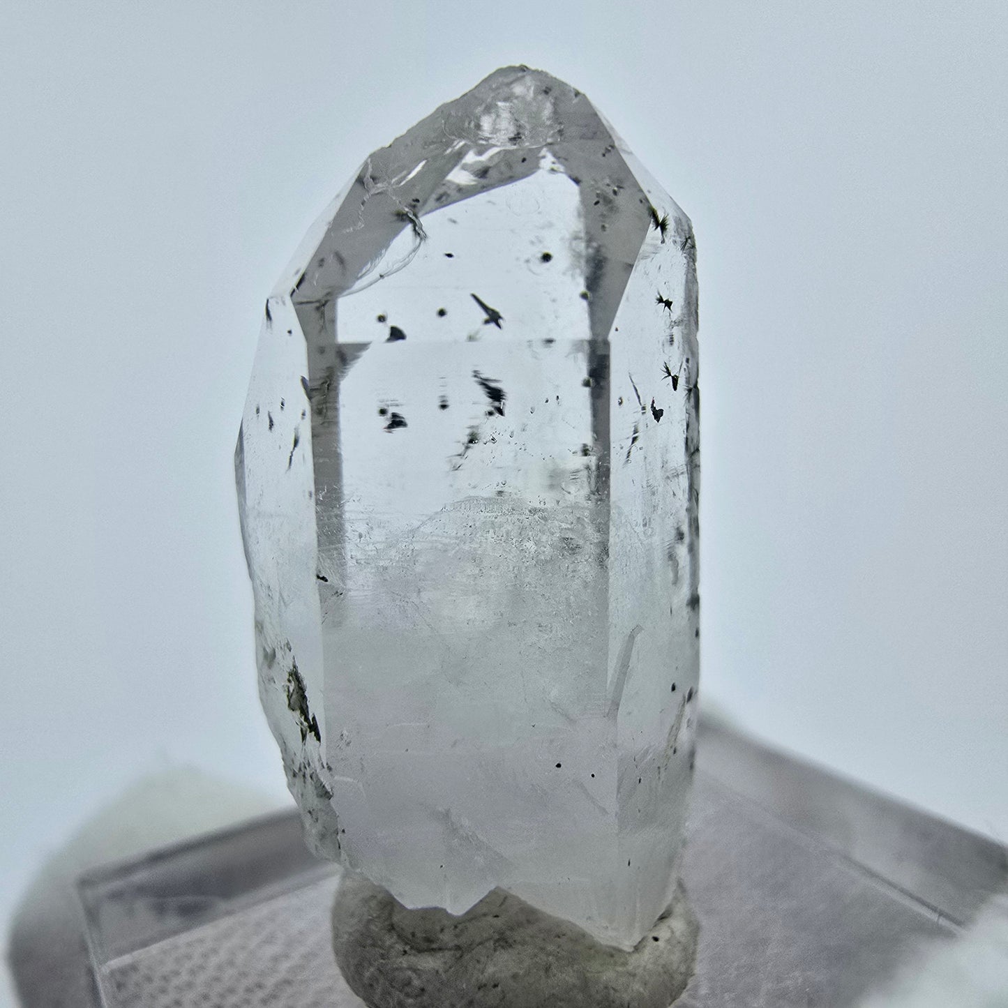 Klarer Quarz mit Hämatit, Epidot Sterne Streep Mine Goboboseb Namibia 27*13*11mm