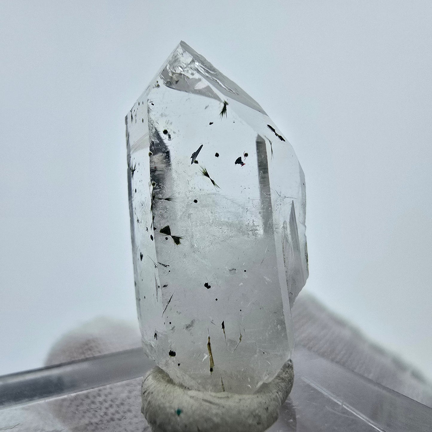 Klarer Quarz mit Hämatit, Epidot Sterne Streep Mine Goboboseb Namibia 27*13*11mm