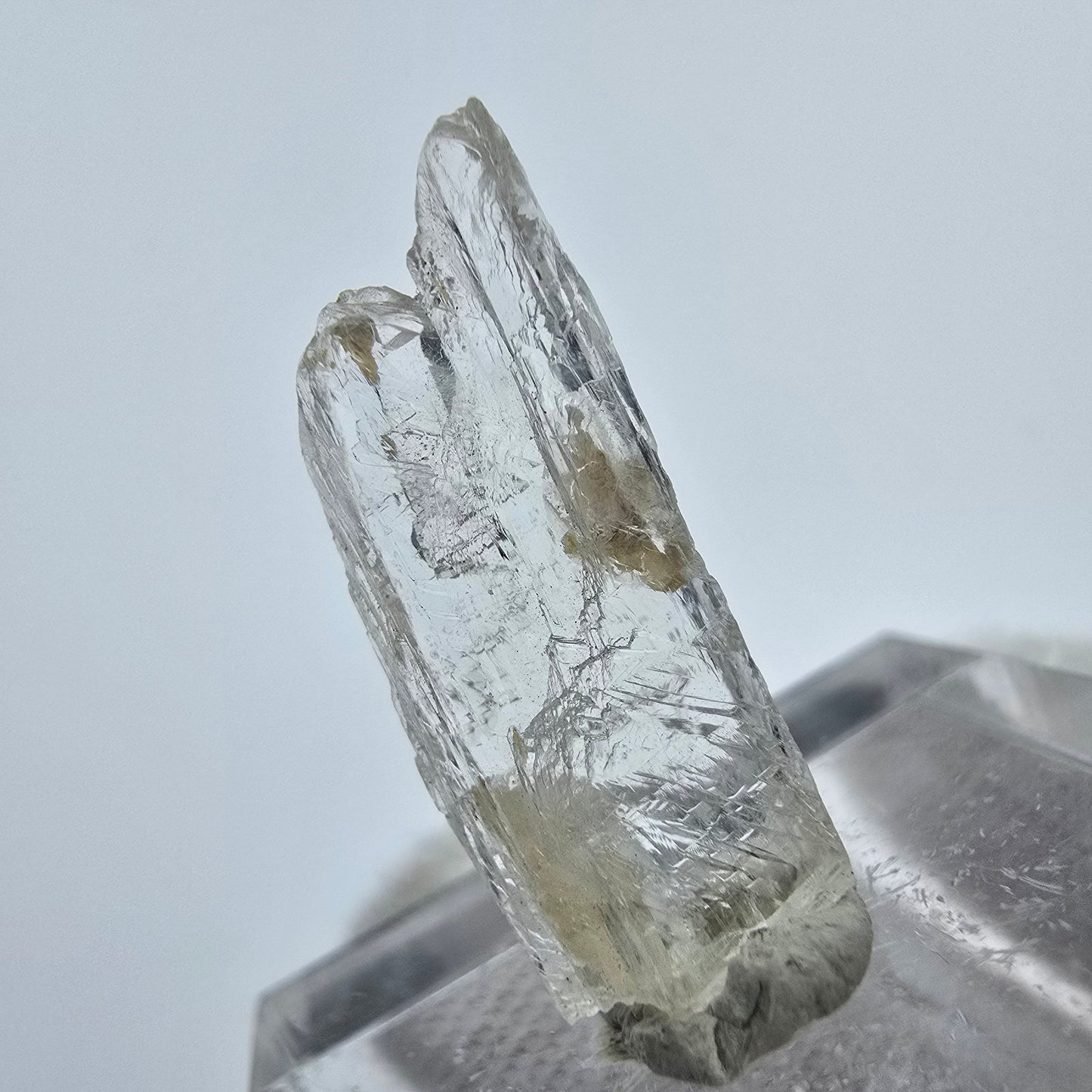 Seltener Kunzit X Spodumen Kristall weiß UV Mineral 22*8*4mm aus Brasilien