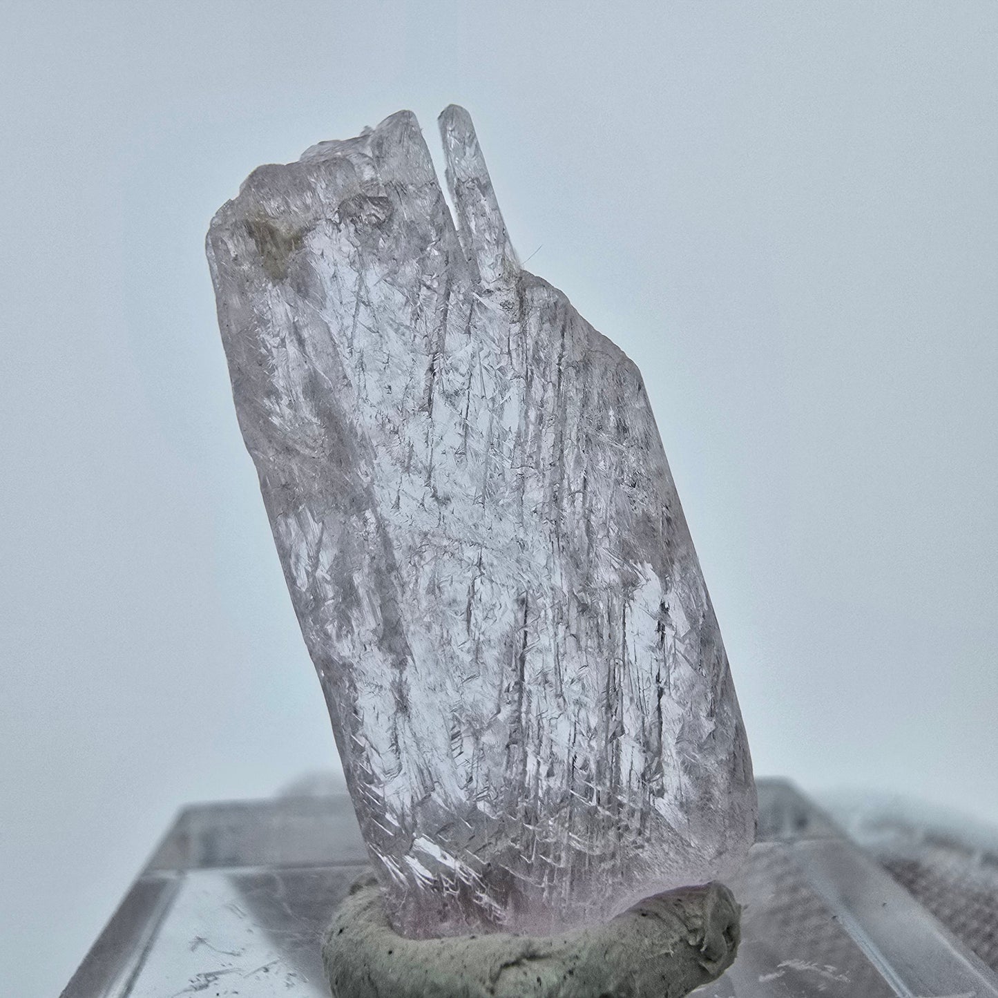 Seltener Kunzit X Spodumen Kristall rosa UV Mineral 27*12*5mm aus Brasilien