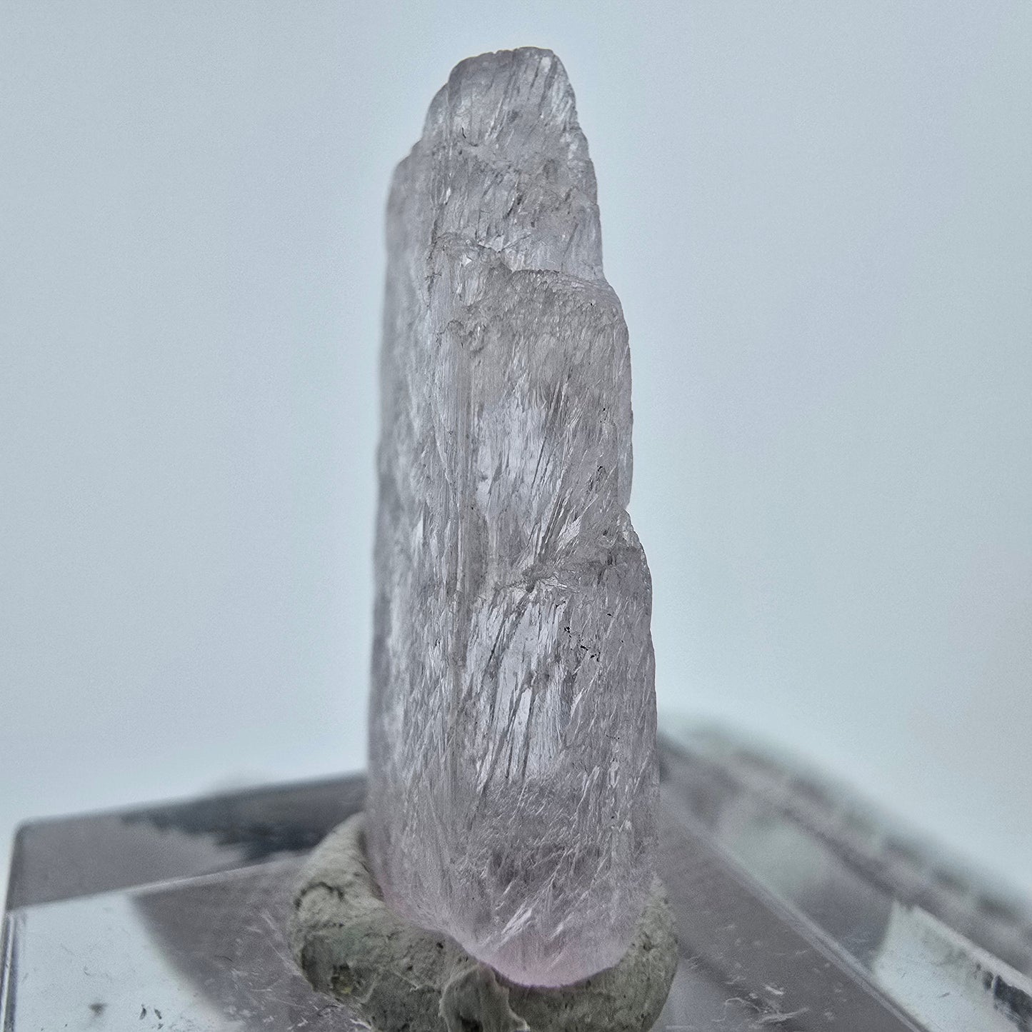 Seltener Kunzit X Spodumen Kristall rosa UV Mineral 27*12*5mm aus Brasilien