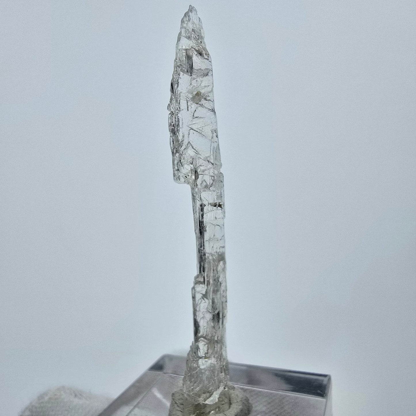 Seltener Kunzit X Spodumen Kristall weiß UV Mineral 53*9*5mm aus Brasilien