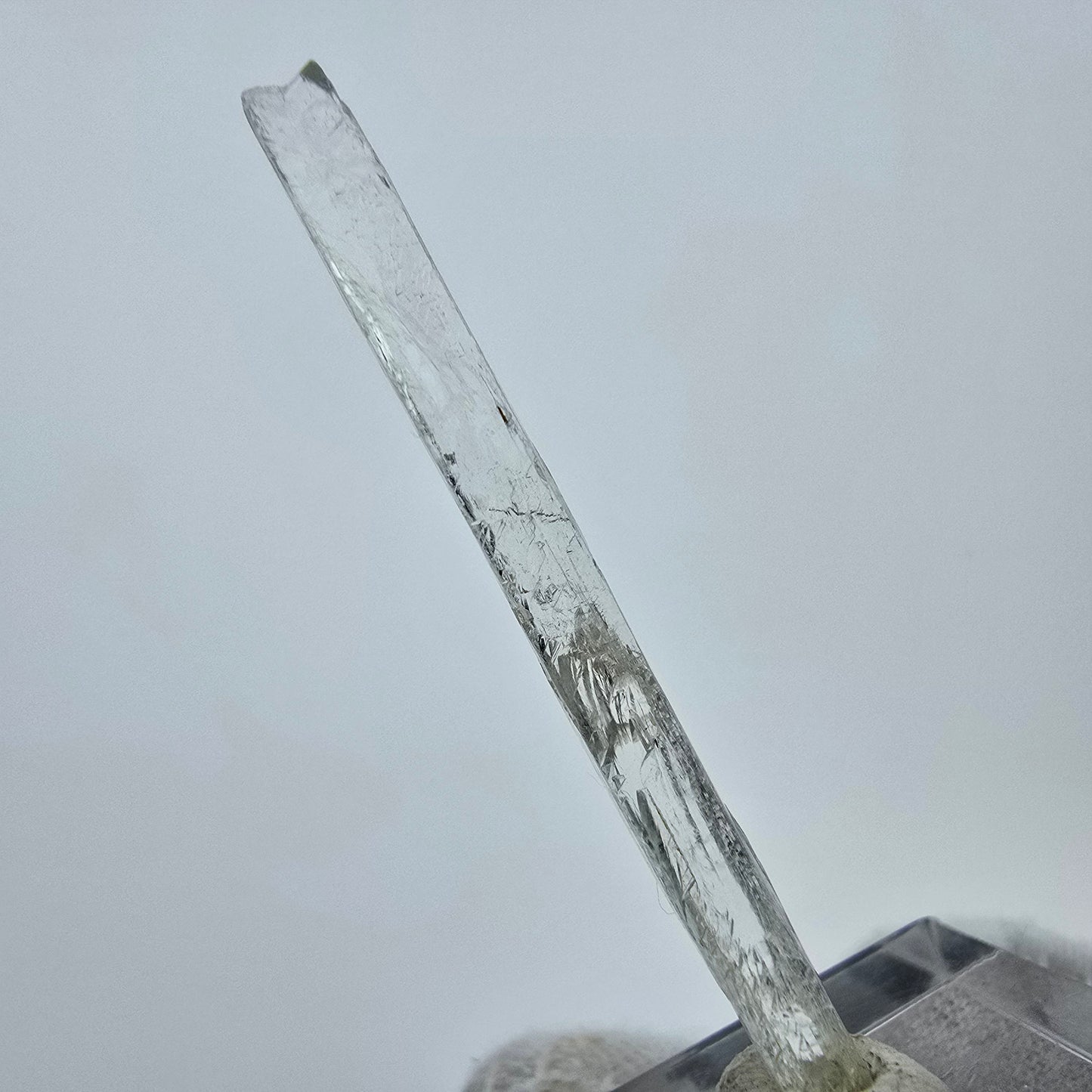 Seltener Kunzit X Spodumen Kristall weiß UV Mineral 44*5*3mm aus Brasilien