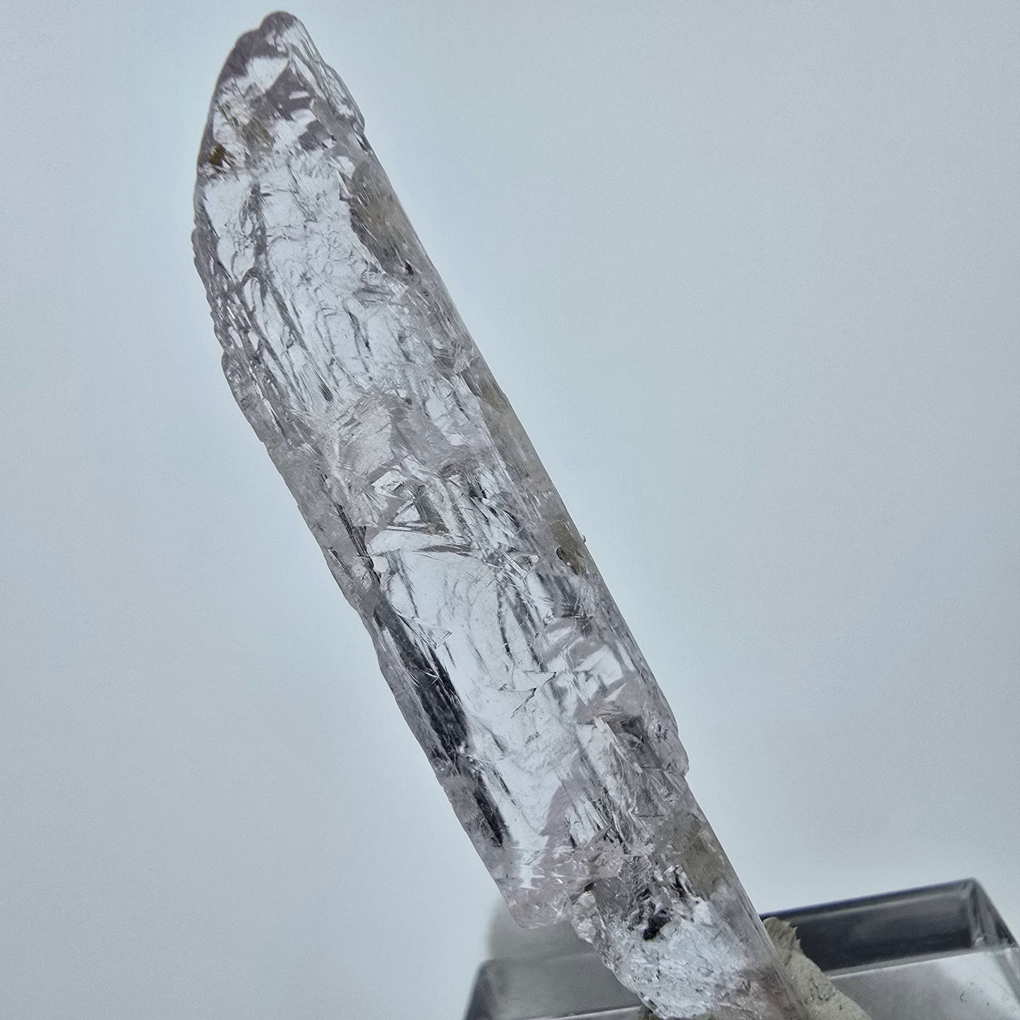 Seltener Kunzit X Spodumen Kristall rosa UV Mineral 50*13*10mm aus Brasilien