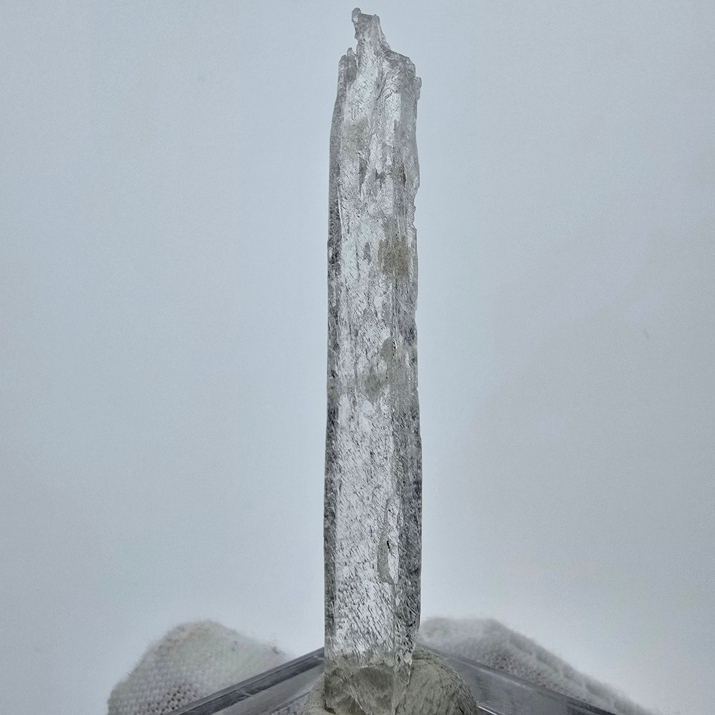 Seltener Kunzit X Spodumen Kristall weiß UV Mineral 55*7*3mm aus Brasilien