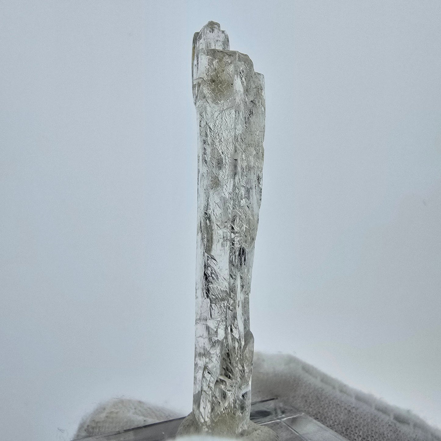 Seltener Kunzit X Spodumen Kristall weiß UV Mineral 48*9*5mm aus Brasilien