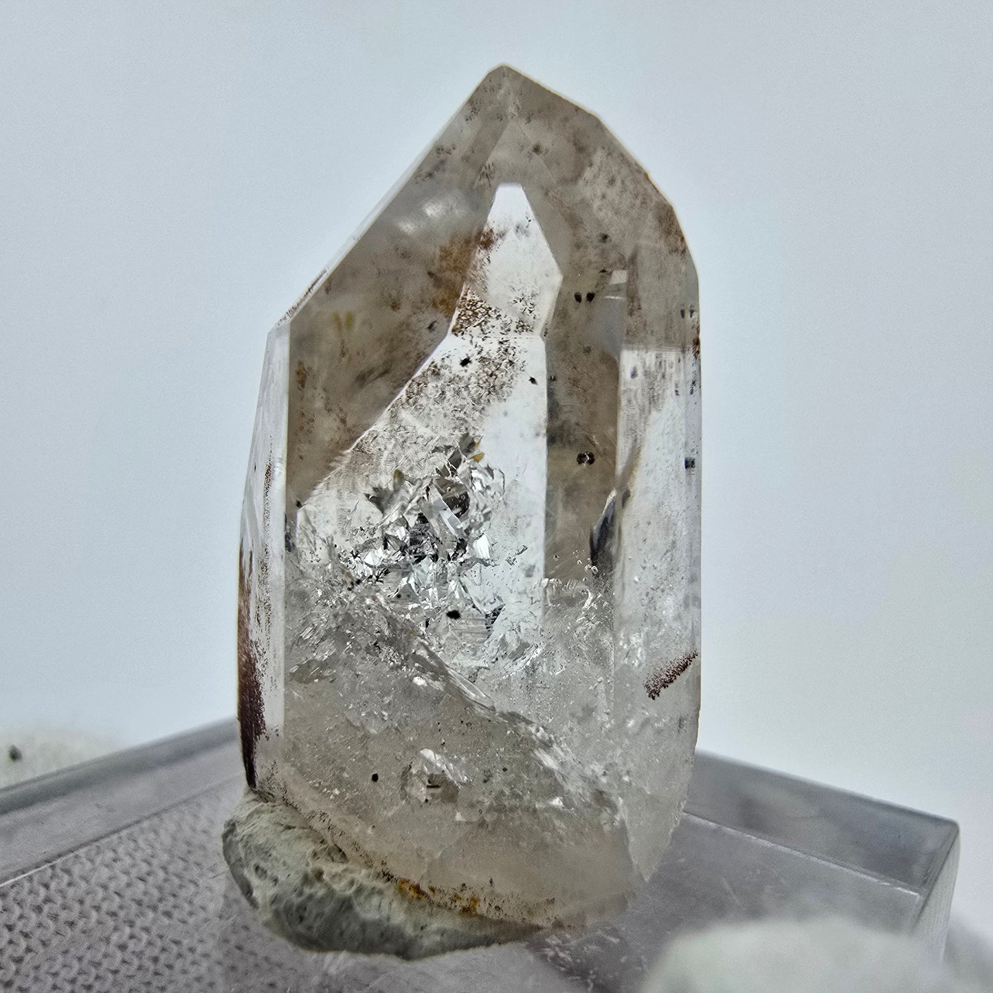 Cristal de quartz hématite fantôme transparent, Streep Mine, Goboboseb, Namibie, 25 x 17 x 14 mm