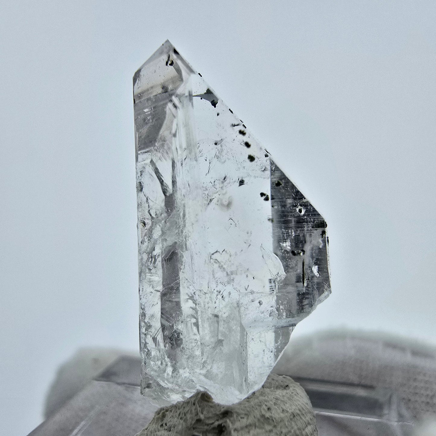 Cristal de quartz hématite fantôme transparent, Streep Mine, Goboboseb, Namibie, 28 x 12 x 11 mm