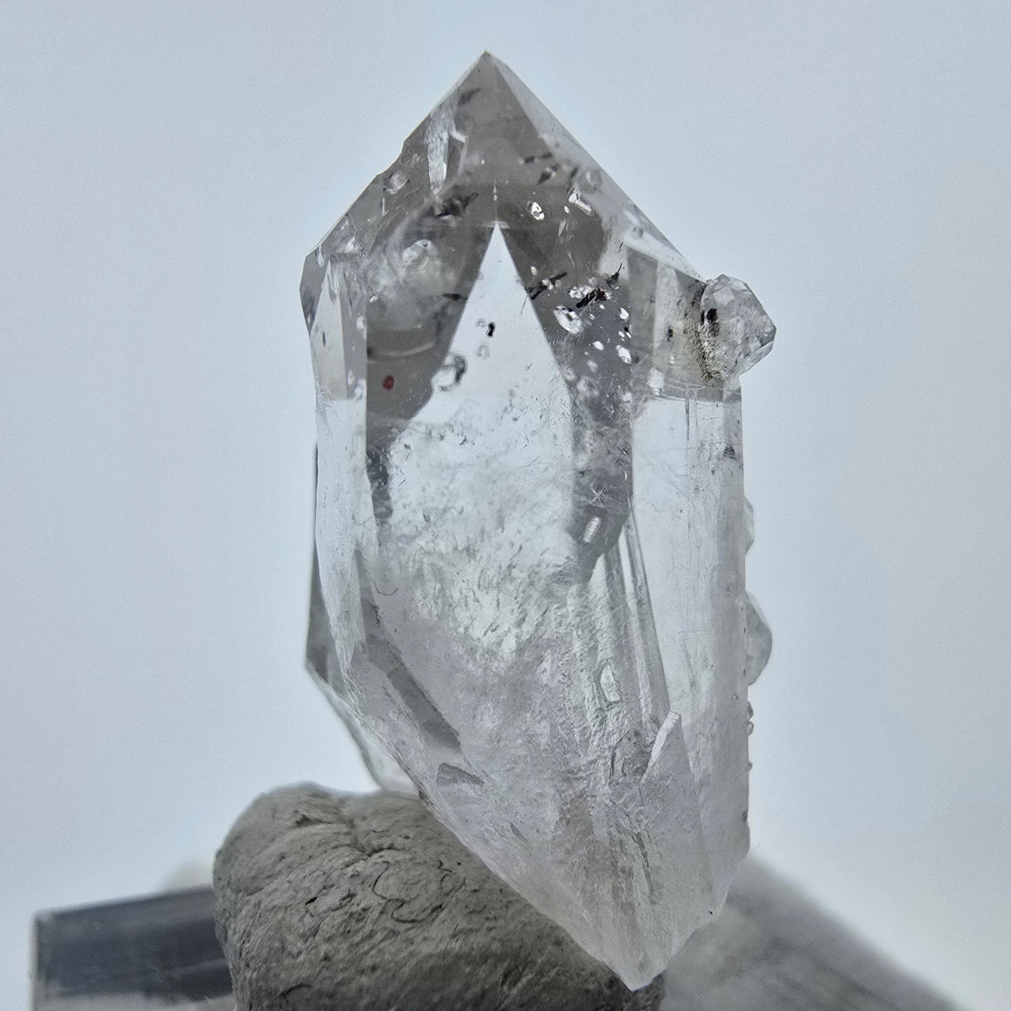 Harlekin Phantom Quarz mit Analcim Streep Mine, Goboboseb, Namibia 34*18*15mm