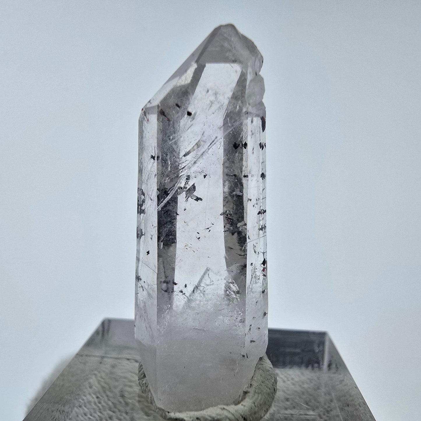 Cristal de quartz fantôme Harlequin, Streep Mine, Goboboseb, Namibie, 32 x 10 x 11 mm