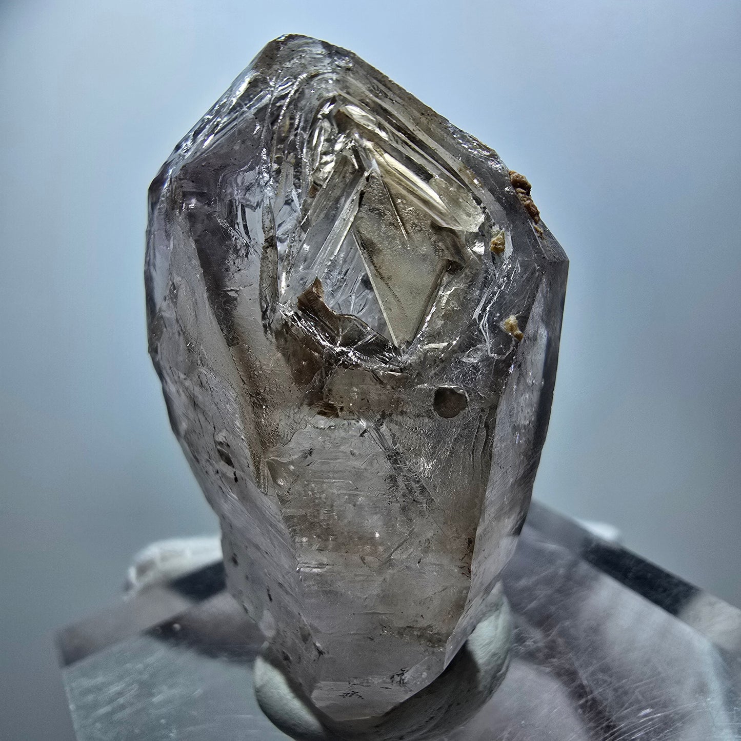 Quartz fumé fantôme transparent, pointe de sceptre, Goboboseb, Namibie, 48 x 32 x 22 mm