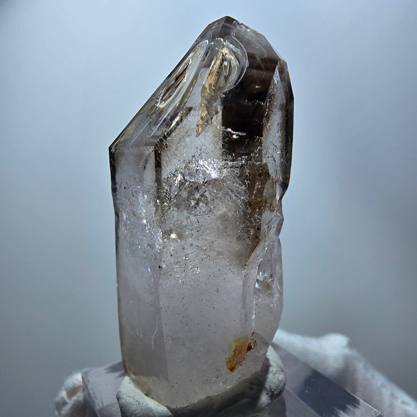 Quartz fumé fantôme transparent, pointe de sceptre, Goboboseb, Namibie, 45 x 23 x 18 mm