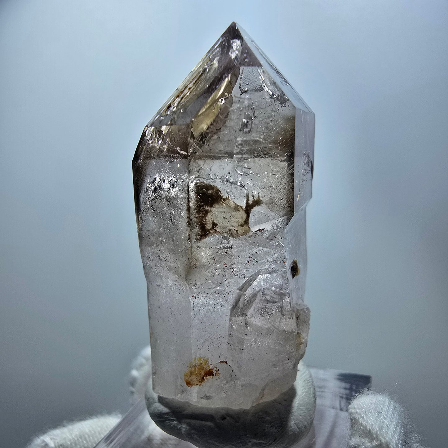 Quartz fumé fantôme transparent, pointe de sceptre, Goboboseb, Namibie, 45 x 23 x 18 mm