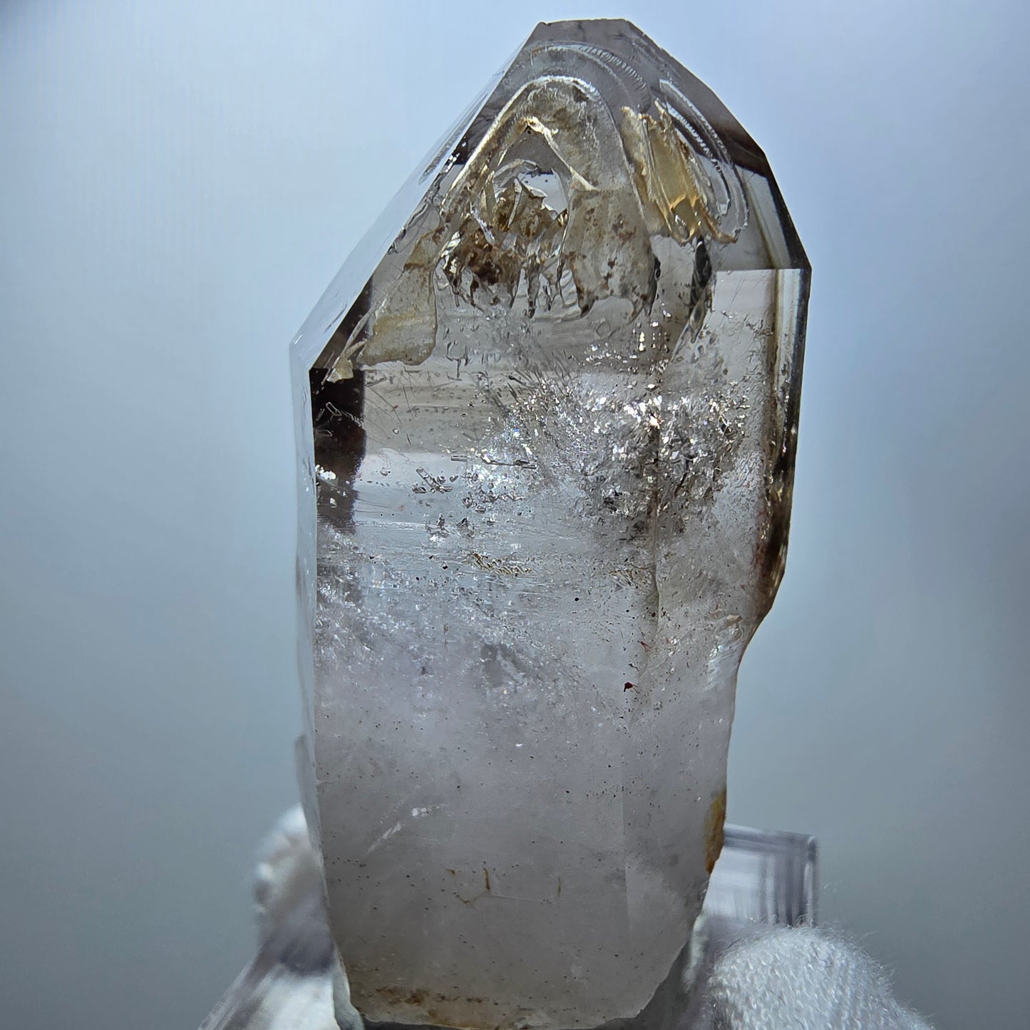 Quartz fumé fantôme transparent, pointe de sceptre, Goboboseb, Namibie, 45 x 23 x 18 mm