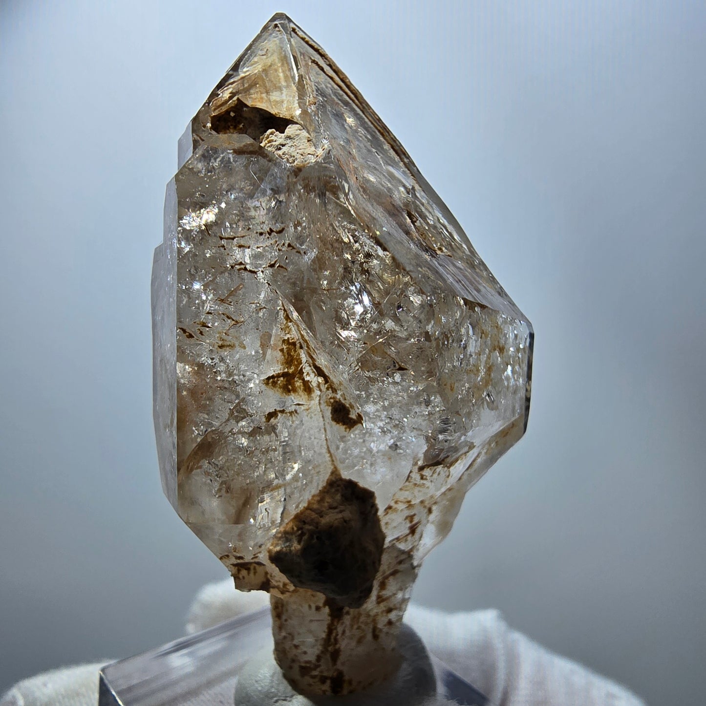 Quartz fumé fantôme transparent, pointe de sceptre, Goboboseb, Namibie, 61 x 29 x 28 mm