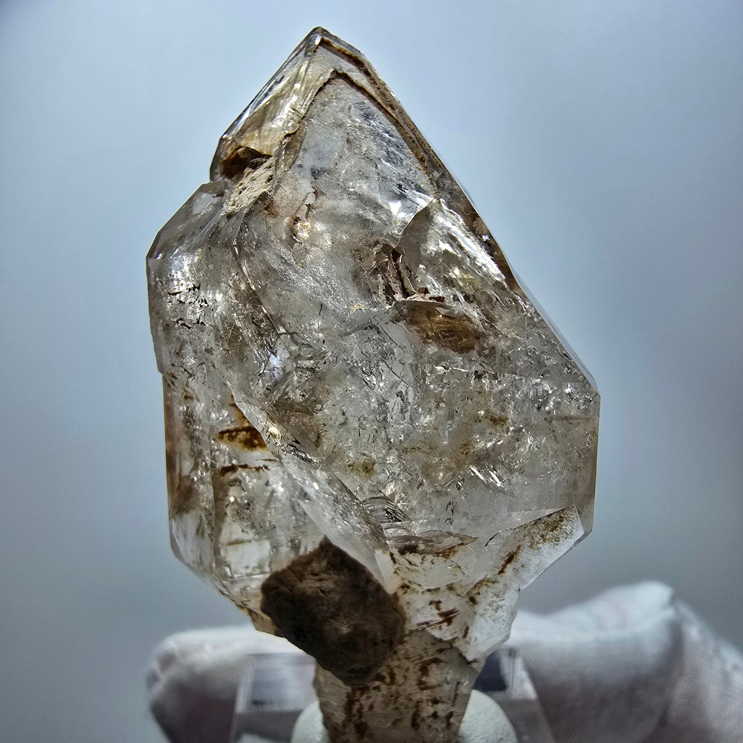 Quartz fumé fantôme transparent, pointe de sceptre, Goboboseb, Namibie, 61 x 29 x 28 mm