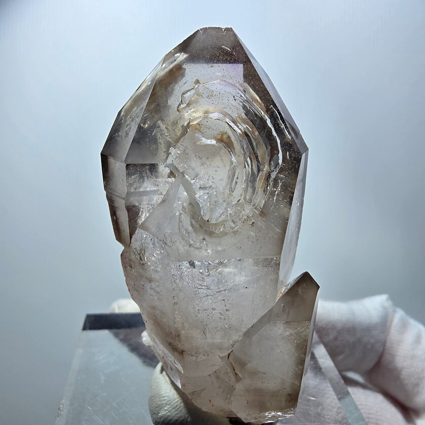 Quartz fumé fantôme transparent, pointe de sceptre, Goboboseb, Namibie, 60 x 28 x 22 mm