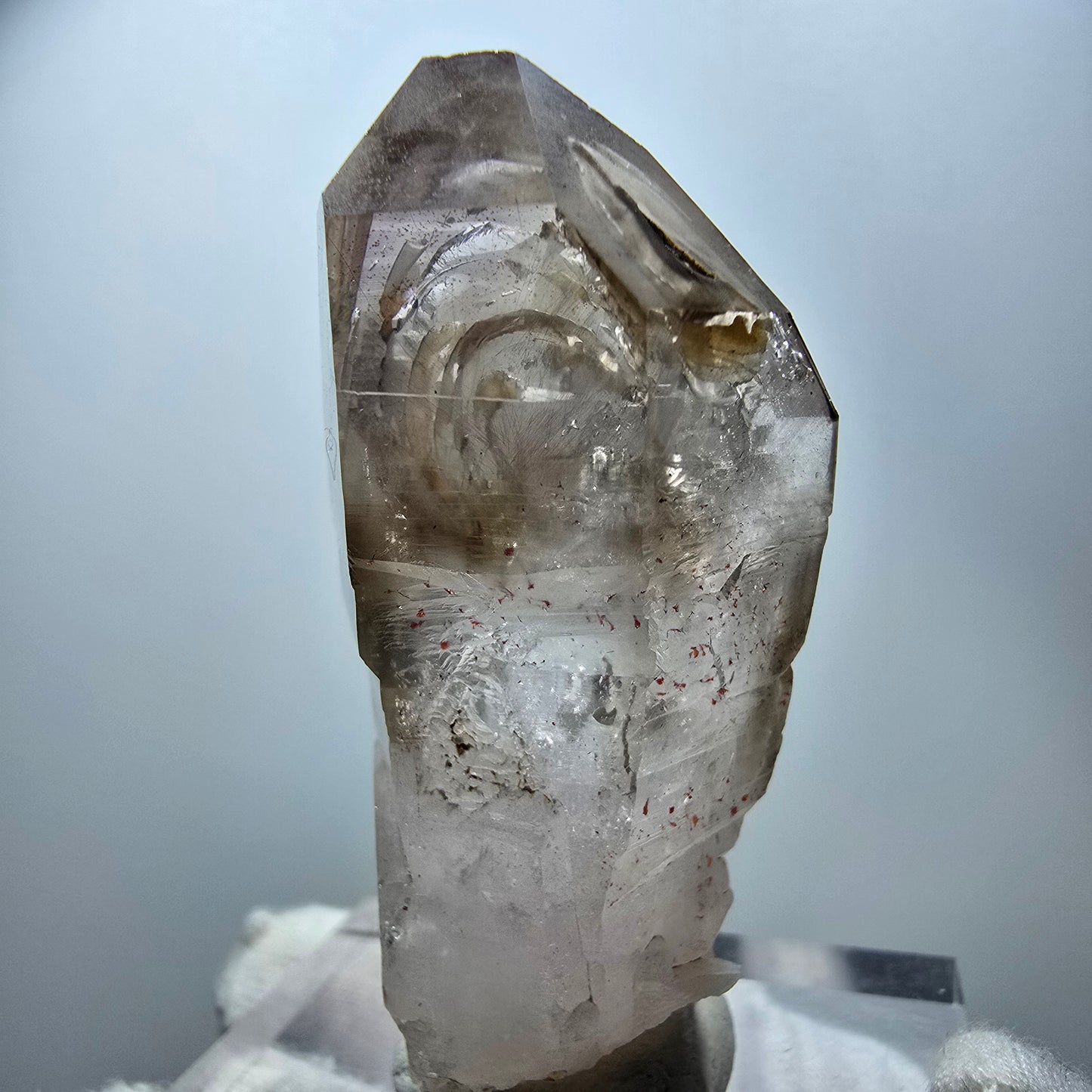 Quartz fumé fantôme transparent, pointe de sceptre, Goboboseb, Namibie, 60 x 28 x 22 mm