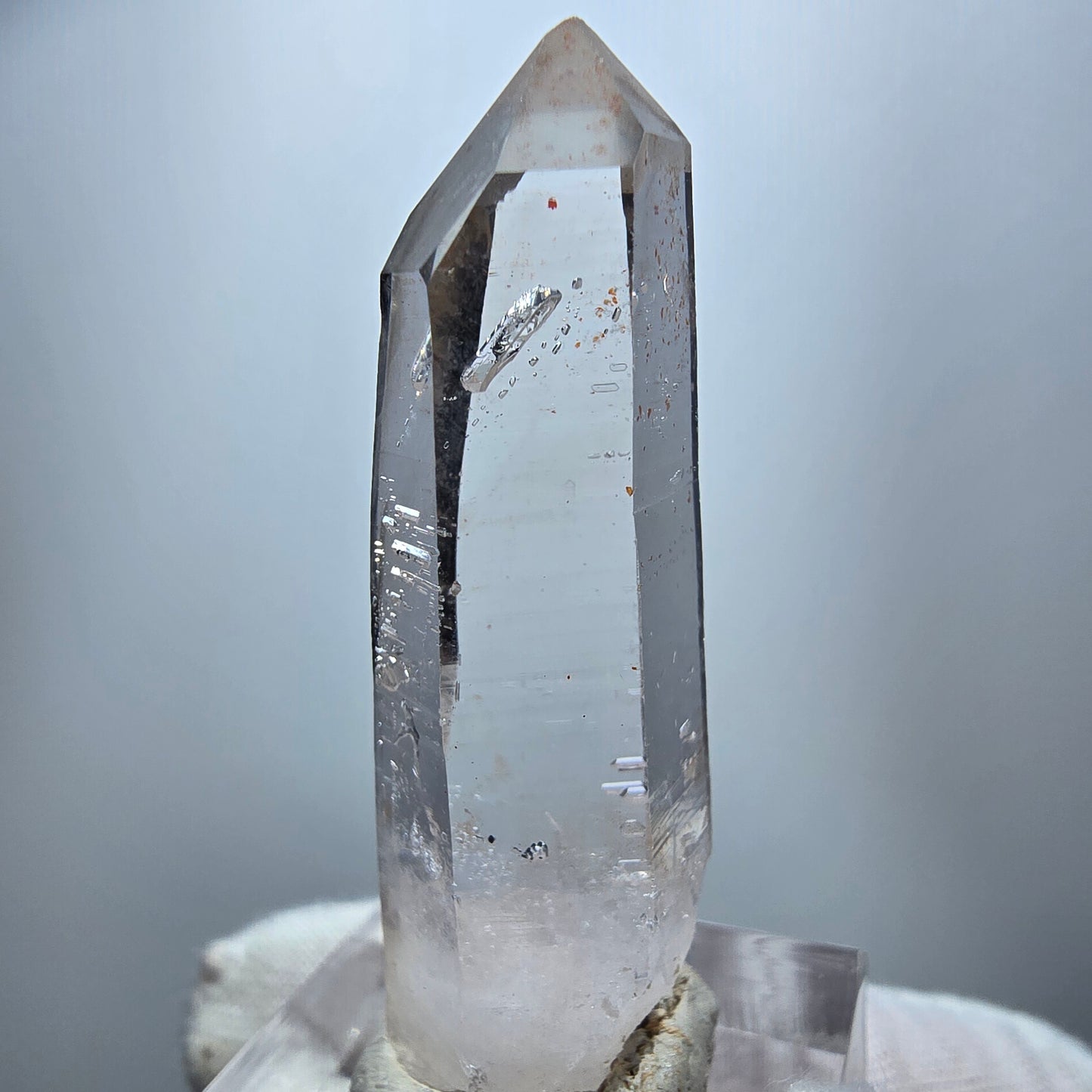 Klare Lemurian Phantom Rauchquarz Spitze Goboboseb, Namibia 45*13*12mm
