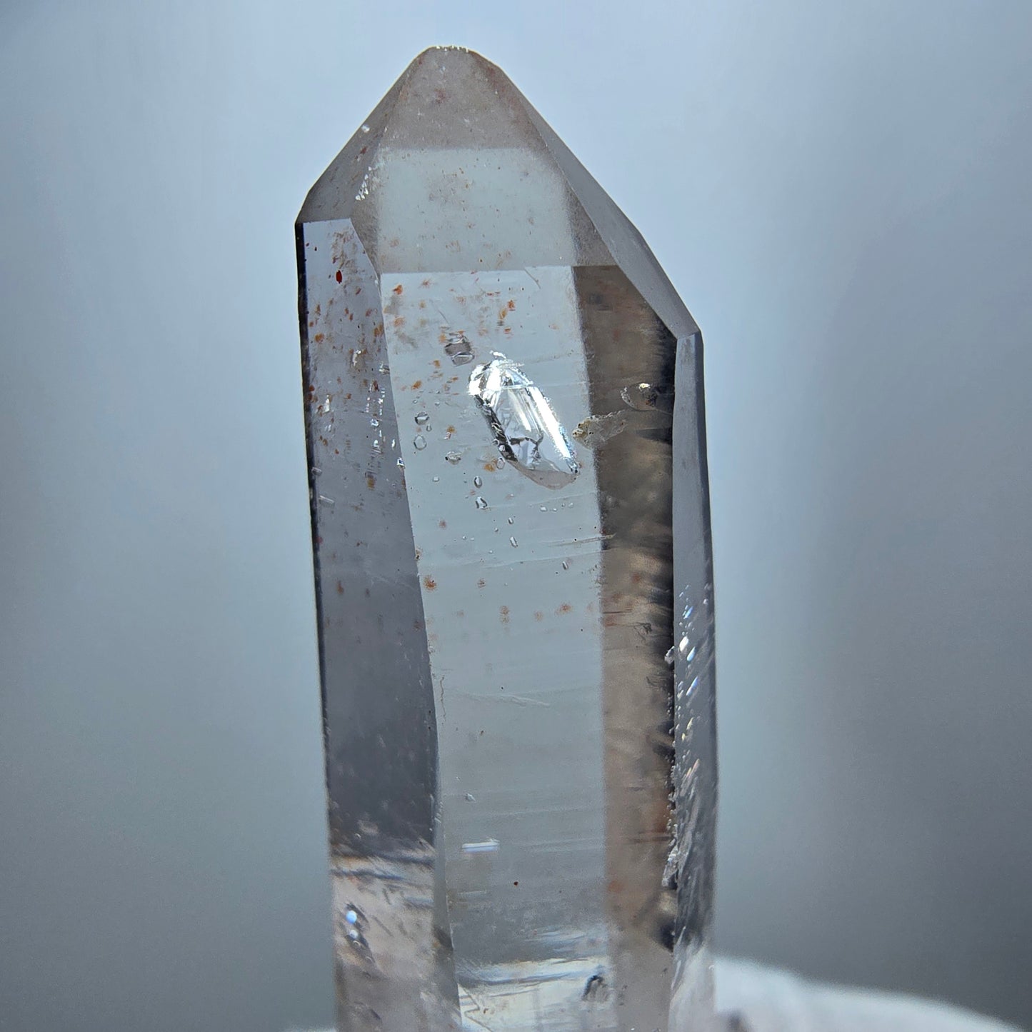 Klare Lemurian Phantom Rauchquarz Spitze Goboboseb, Namibia 45*13*12mm