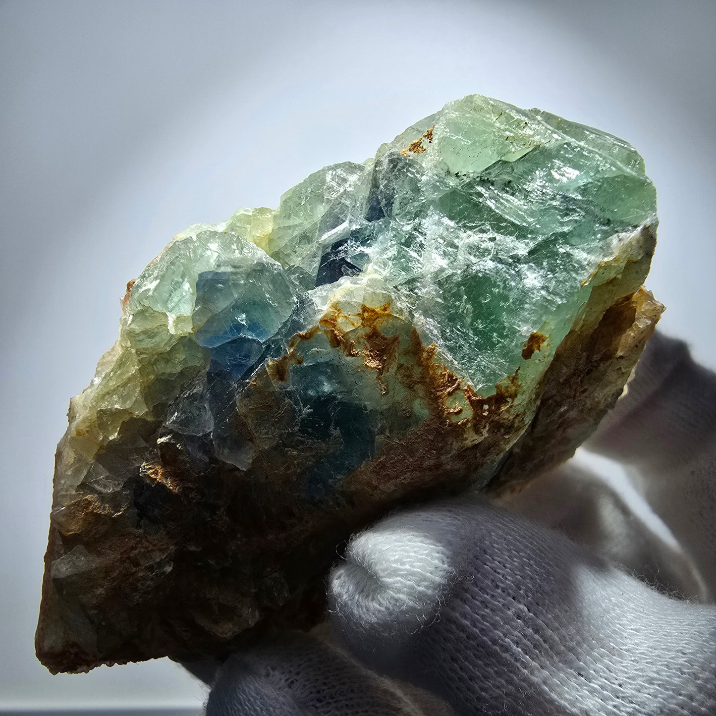 Fluorite rare, classée sur un spécimen de cube de quartz Omehane, Namibie 71*49*33mm