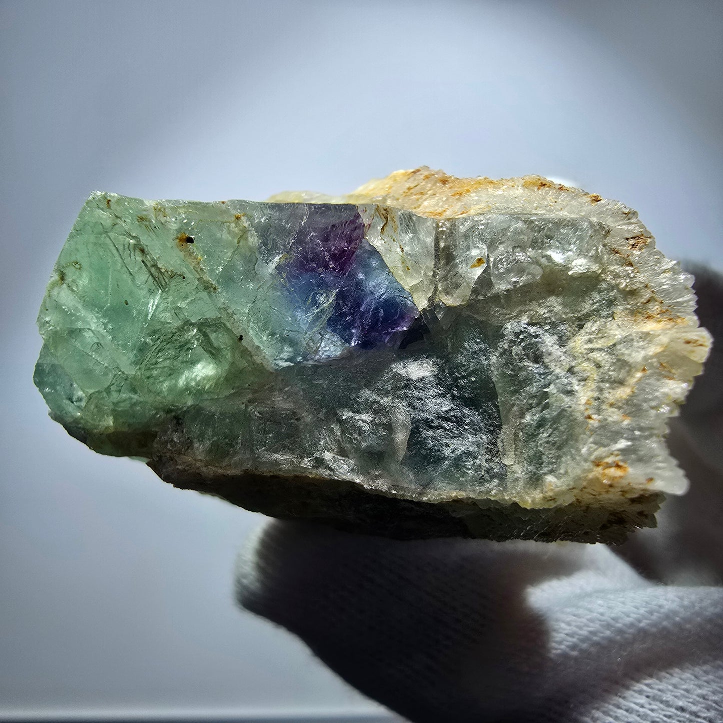 Fluorite rare, classée sur un spécimen de cube de quartz Omehane, Namibie 71*49*33mm