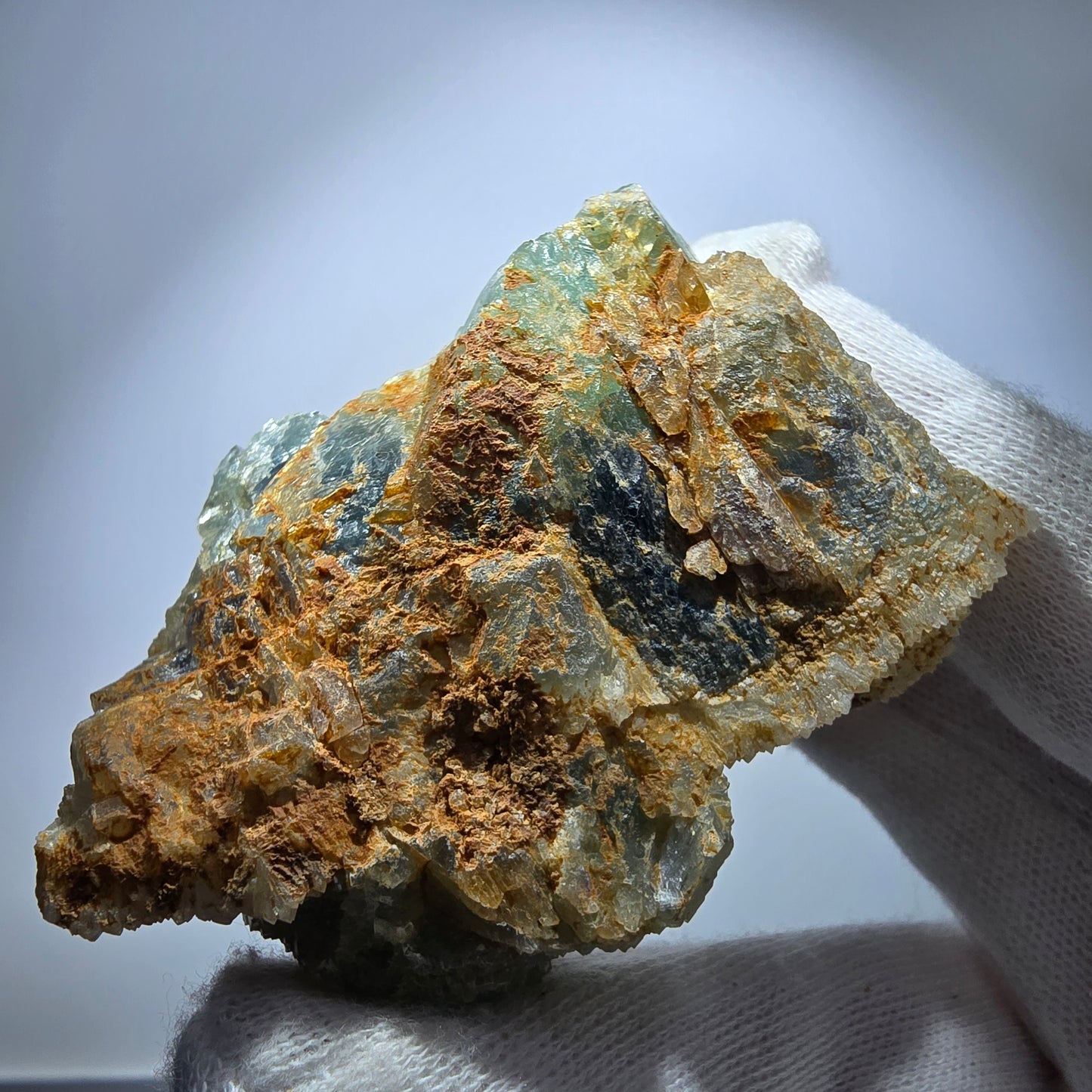 Fluorite rare, classée sur un spécimen de cube de quartz Omehane, Namibie 71*49*33mm