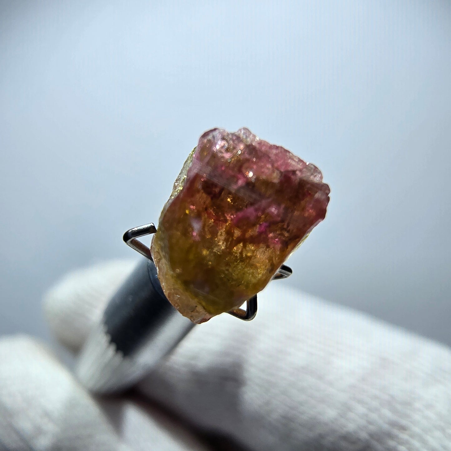 Seltener Elbait Turmalin Kristall grün rosa gelb Minas Gerais, Brasilien 7*7*7mm