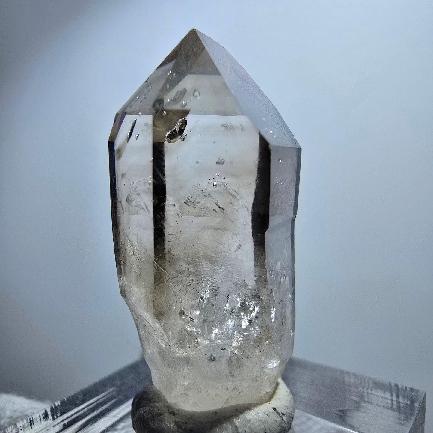 Pointe de sceptre en quartz fumé fantôme transparent, Goboboseb, Namibie, 31 x 16 x 13 mm