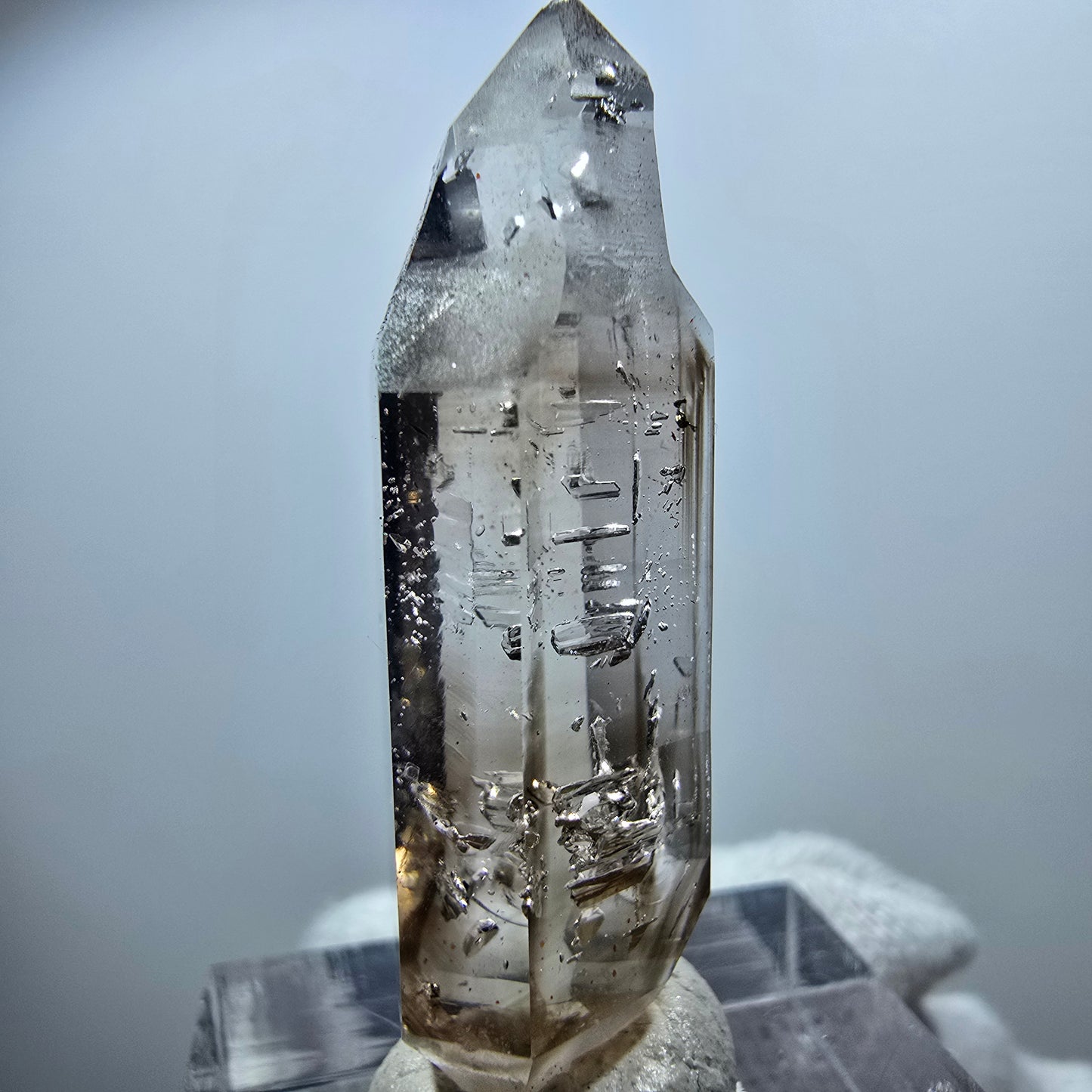 Pointe de sceptre en quartz fumé fantôme transparent, Goboboseb, Namibie, 39 x 12 x 10 mm