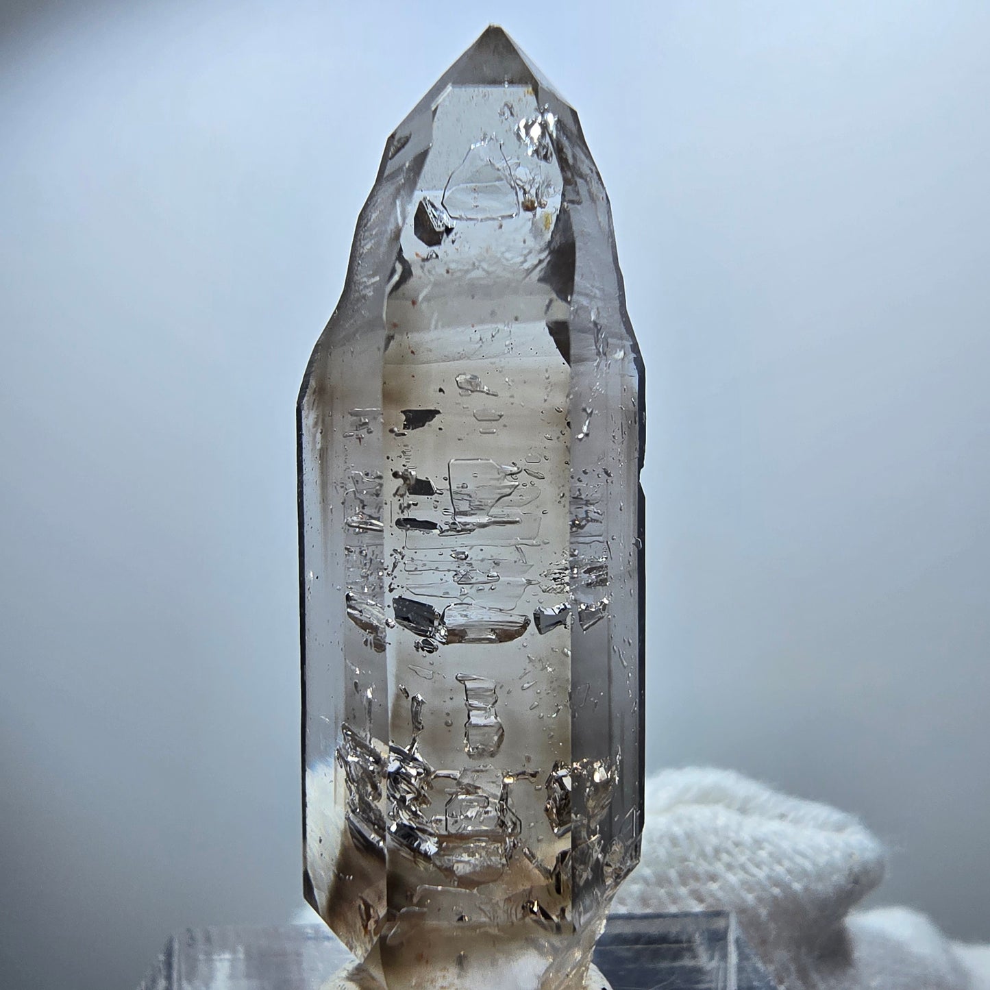 Pointe de sceptre en quartz fumé fantôme transparent, Goboboseb, Namibie, 39 x 12 x 10 mm